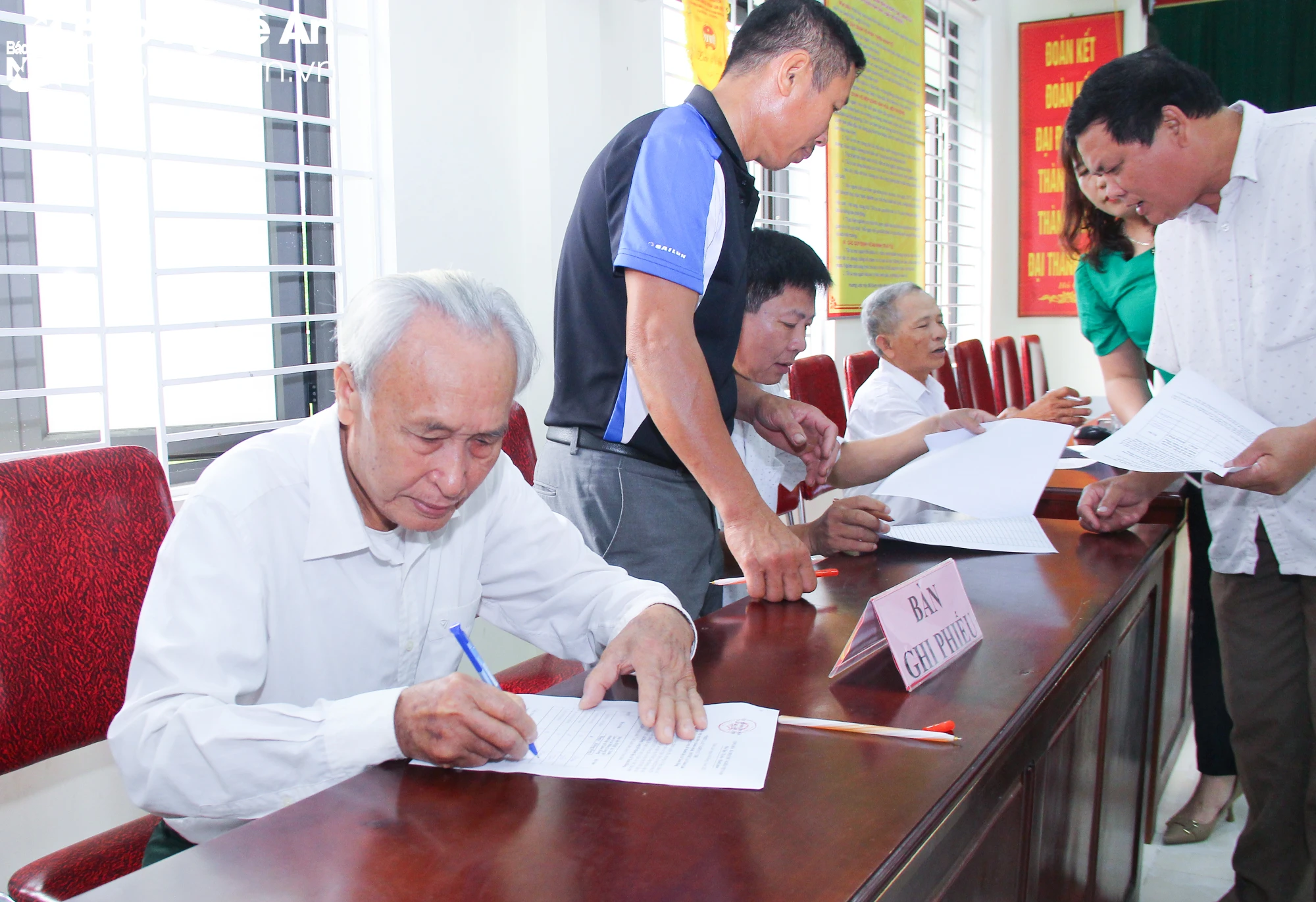 bna-cu-tri-xa-xuam-lam-huyen-nam-dan-dien-phieu-lay-y-kien-ve-phuong-an-sap-xep-dom-vi-hanh-chinh-cap-xa-anh-mai-hoa-2097.jpg.webp