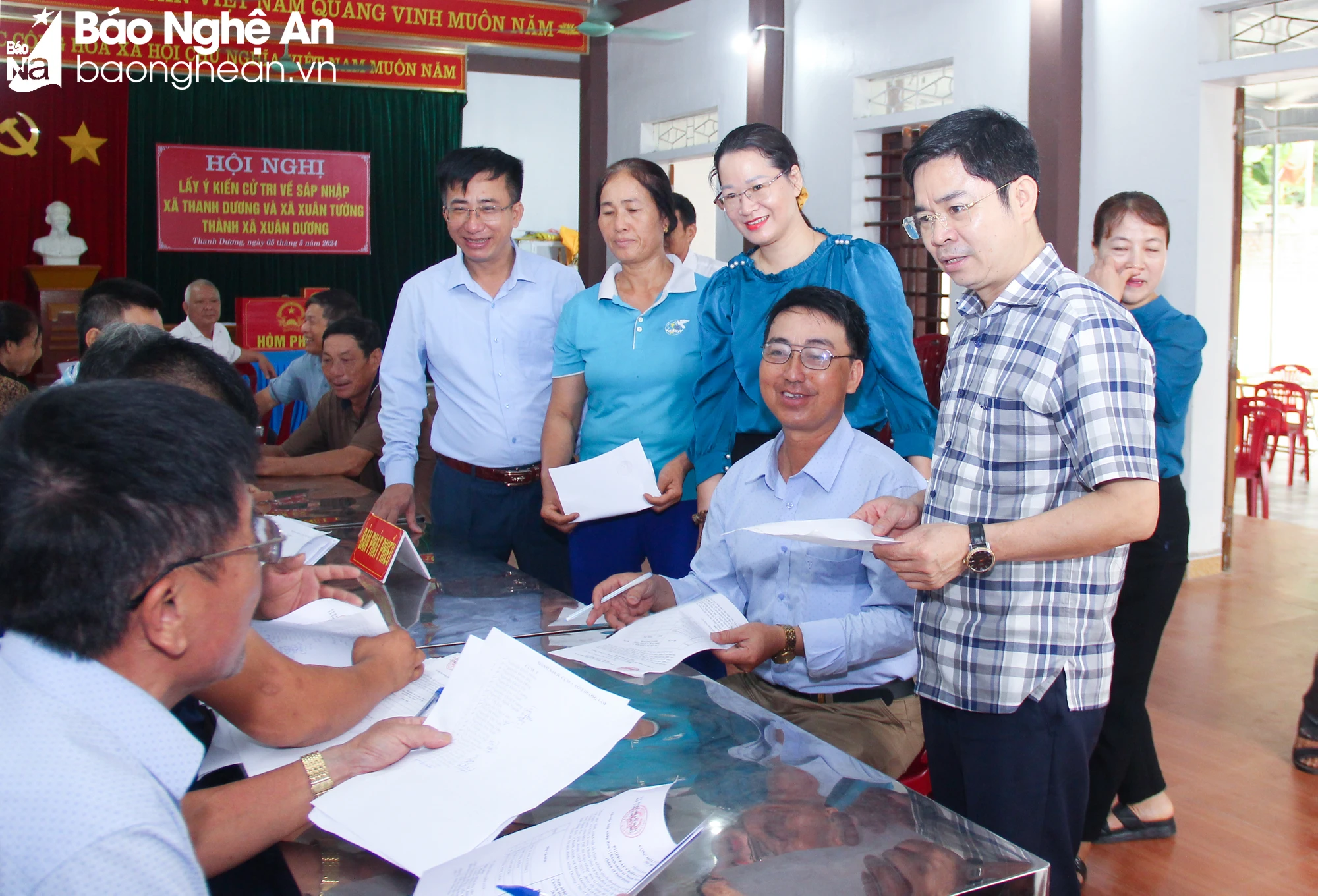 bna-lanh-dao-huyen-thanh-chuong-kiem-tra-quy-trinh-lay-y-kien-cu-tri-tai-xa-xuan-tuong-anh-mai-hoa-5184.jpg.webp