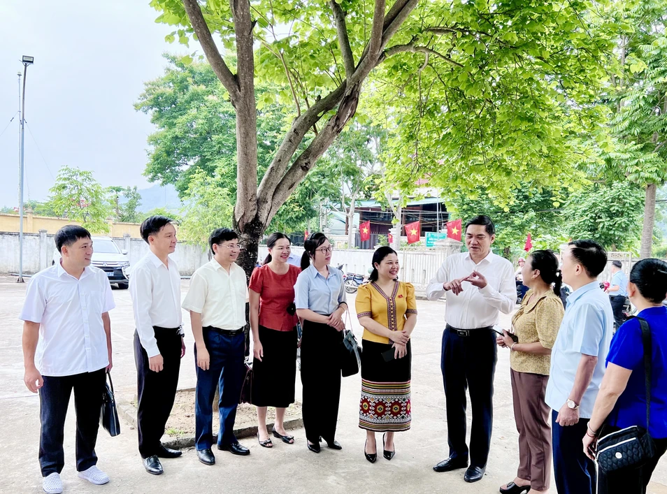 ong-hoang-nghia-hieu-pho-bi-thu-tinh-uy-trao-doi-voi-cu-tri-truoc-buoi-tiep-xuc-cu-tai-thi-tran-hoa-binh-2804.jpg.webp