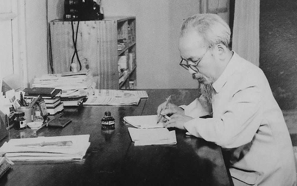 Chủ tịch Hồ Chí Minh – Giản dị và vĩ đại qua những bức thư