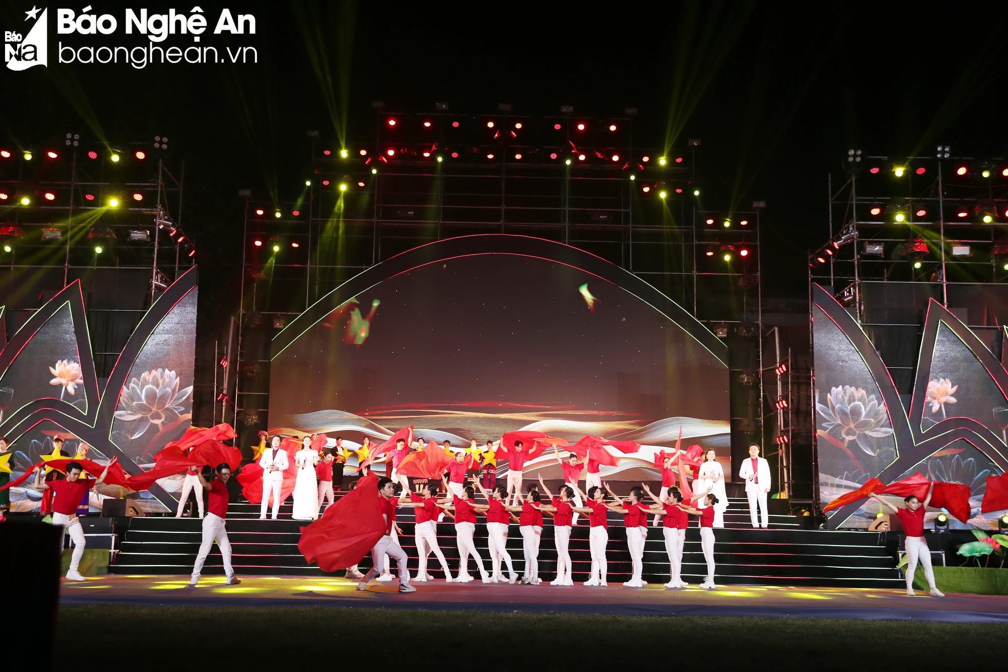 bna-chuong-trinh-nghe-thuat-dac-biet-gom-co-3-chuong-thang-nam-nho-bac-hoi-lang-ben-song-lam-va-tu-lang-sen-den-thanh-pho-ho-chi-minh-anh-duc-anh-1-5571.jpg.webp