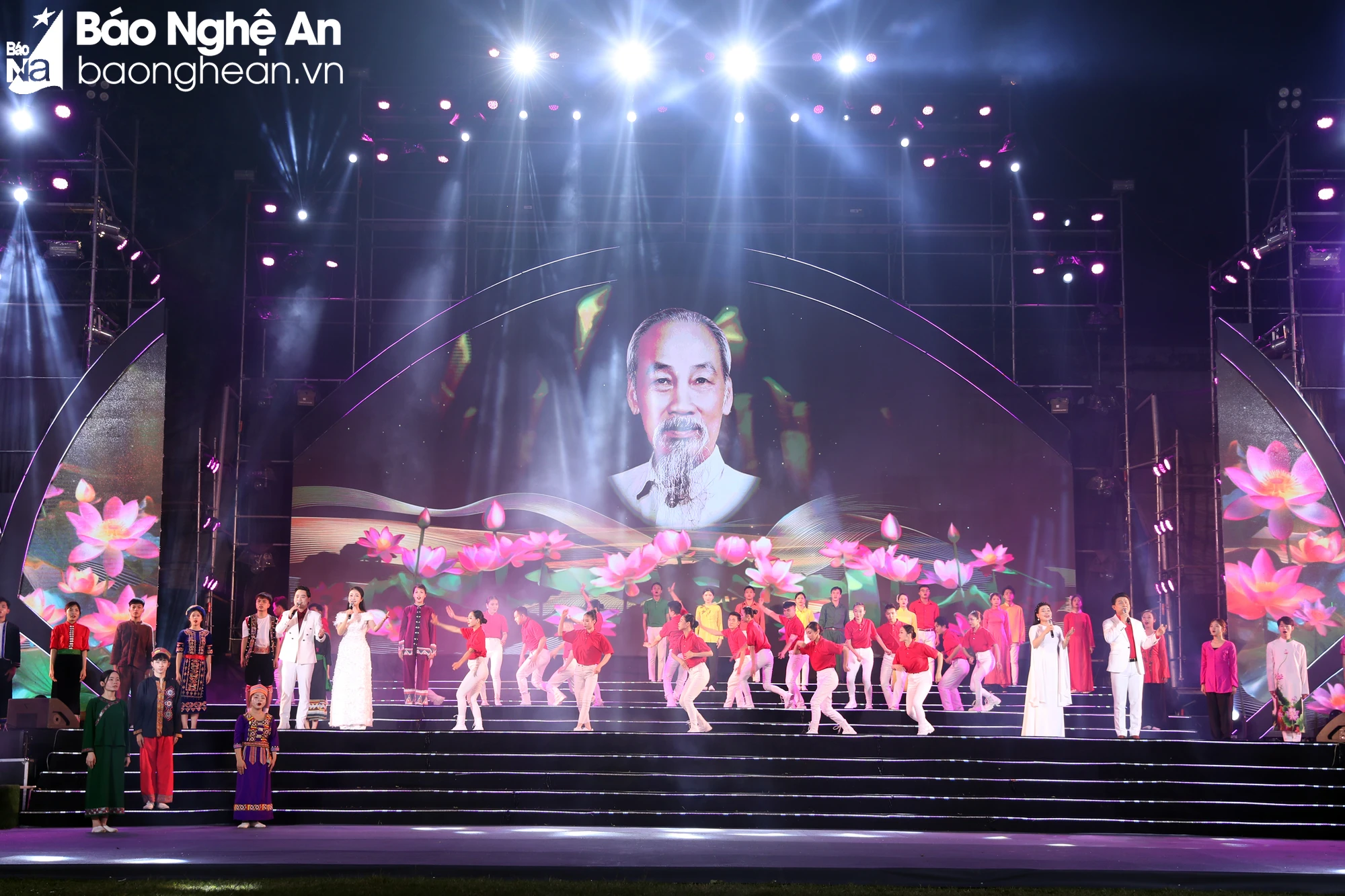 bna-chuong-trinh-nghe-thuat-dac-biet-gom-co-3-chuong-thang-nam-nho-bac-hoi-lang-ben-song-lam-va-tu-lang-sen-den-thanh-pho-ho-chi-minh-anh-duc-anh-4-6219.jpg.webp
