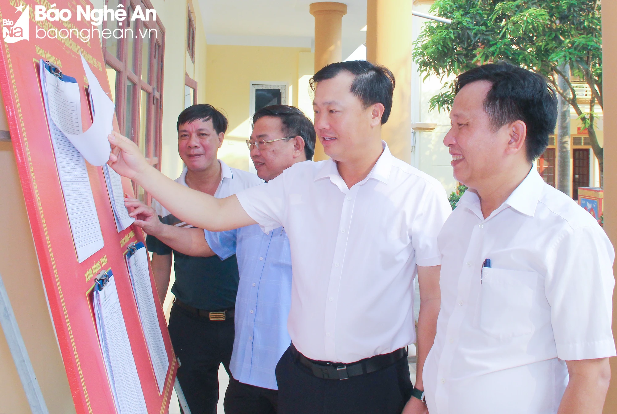 bna-lanh-dao-huyen-hung-nguyen-kiem-tra-viec-neim-yet-danh-sach-cu-tri-tai-xa-hung-thong-anh-bai-mia-hoa-6055.jpg.webp