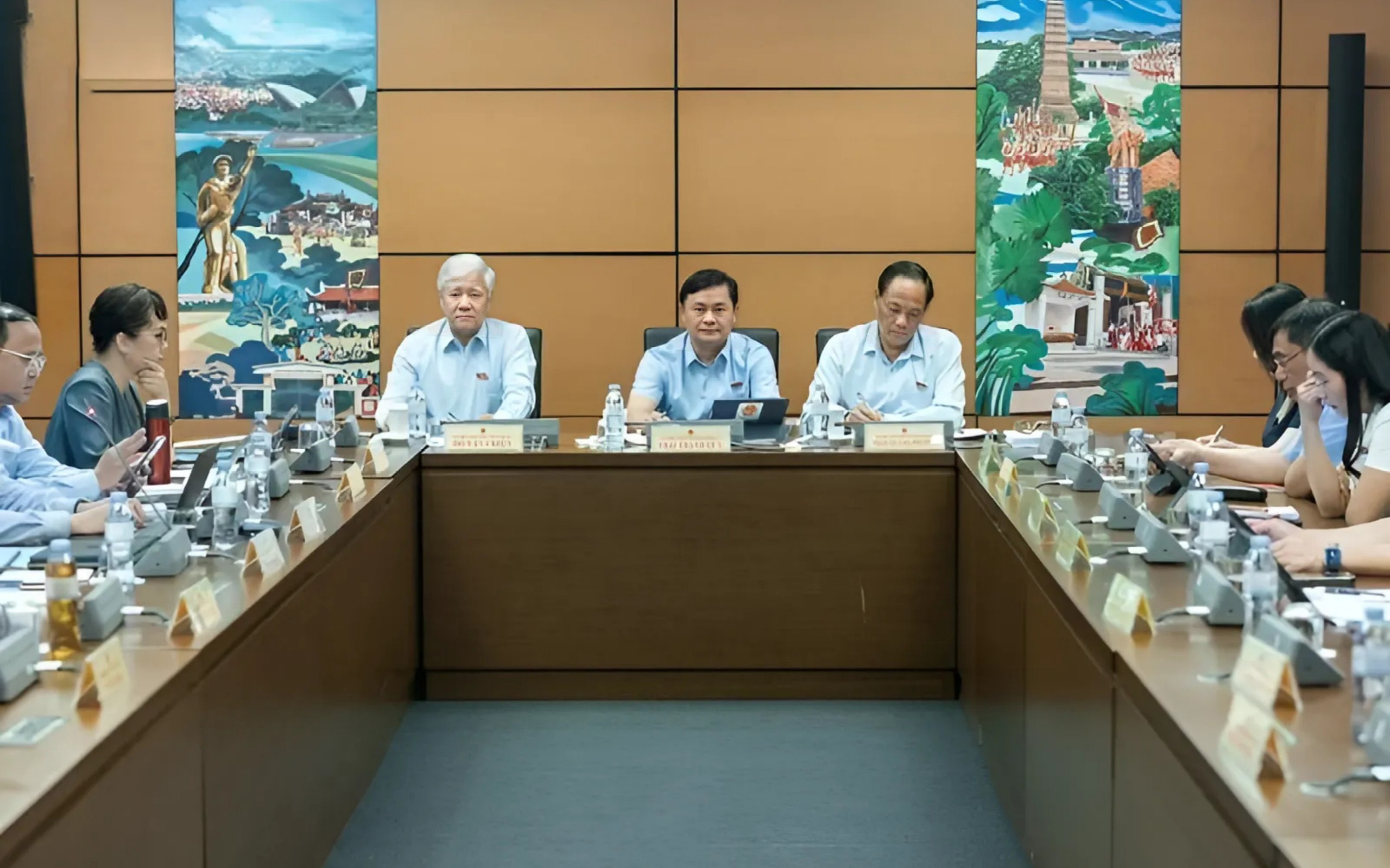 Đoàn ĐBQH Nghệ An thảo luận tại tổ về phát triển kinh tế - xã hội và ngân sách nhà nước