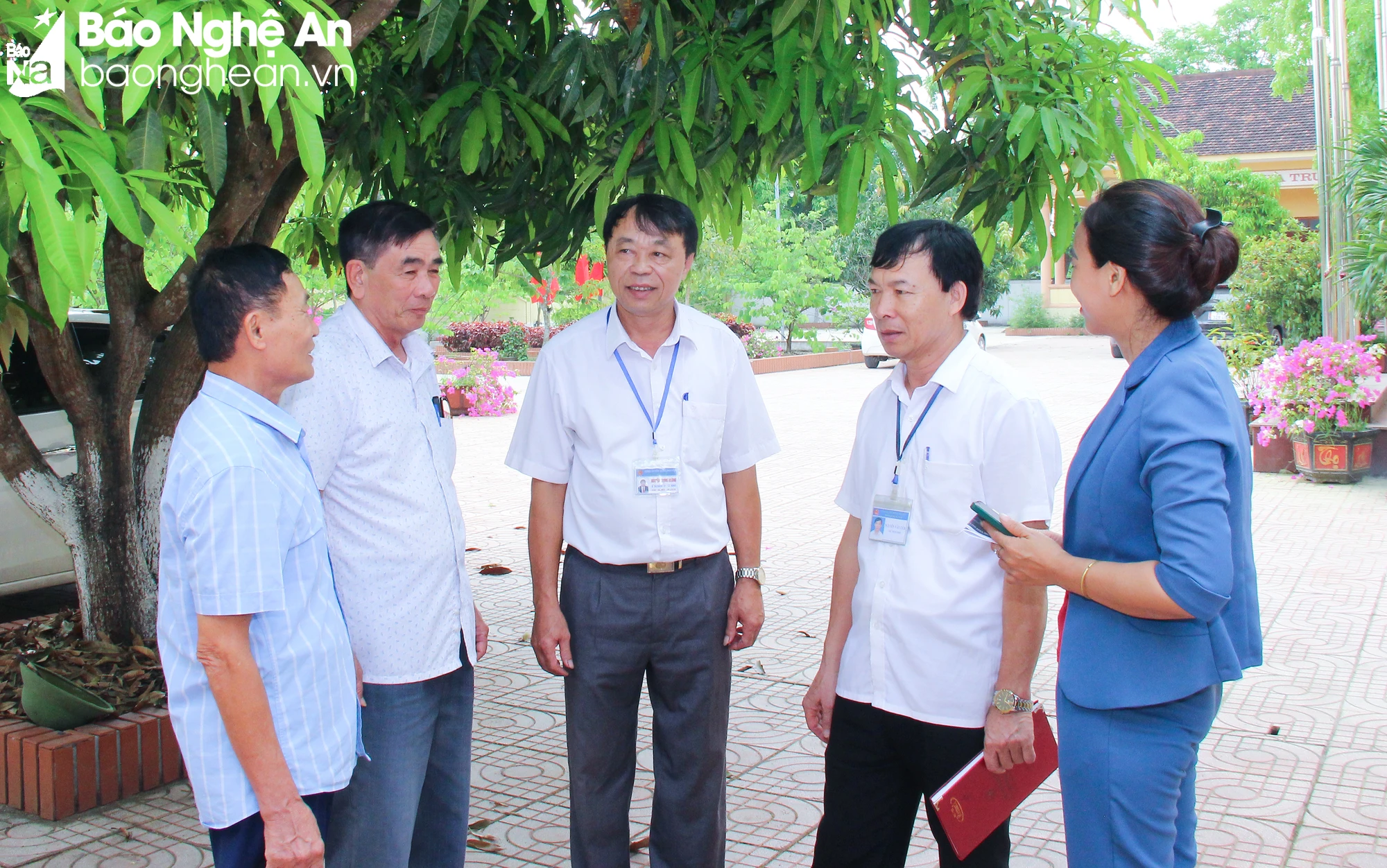 bna-can-bo-xa-hung-tan-huyen-hung-nguyen-trao-doi-nam-bat-tam-tu-cua-can-bo-xom-ve-chu-truong-sap-nhap-xa-anh-bai-mai-hoa-6451.jpg.webp