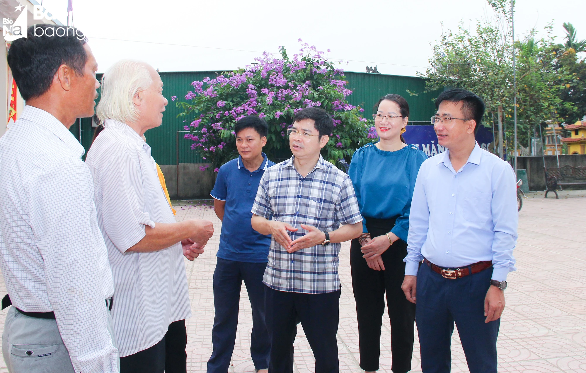 bna-lanh-dao-huyen-thanh-chuong-trao-doi-voi-nguoi-dan-xa-xuan-tuong-ve-chu-truong-sap-nhap-xa-anh-mai-hoa-4918.jpg.webp