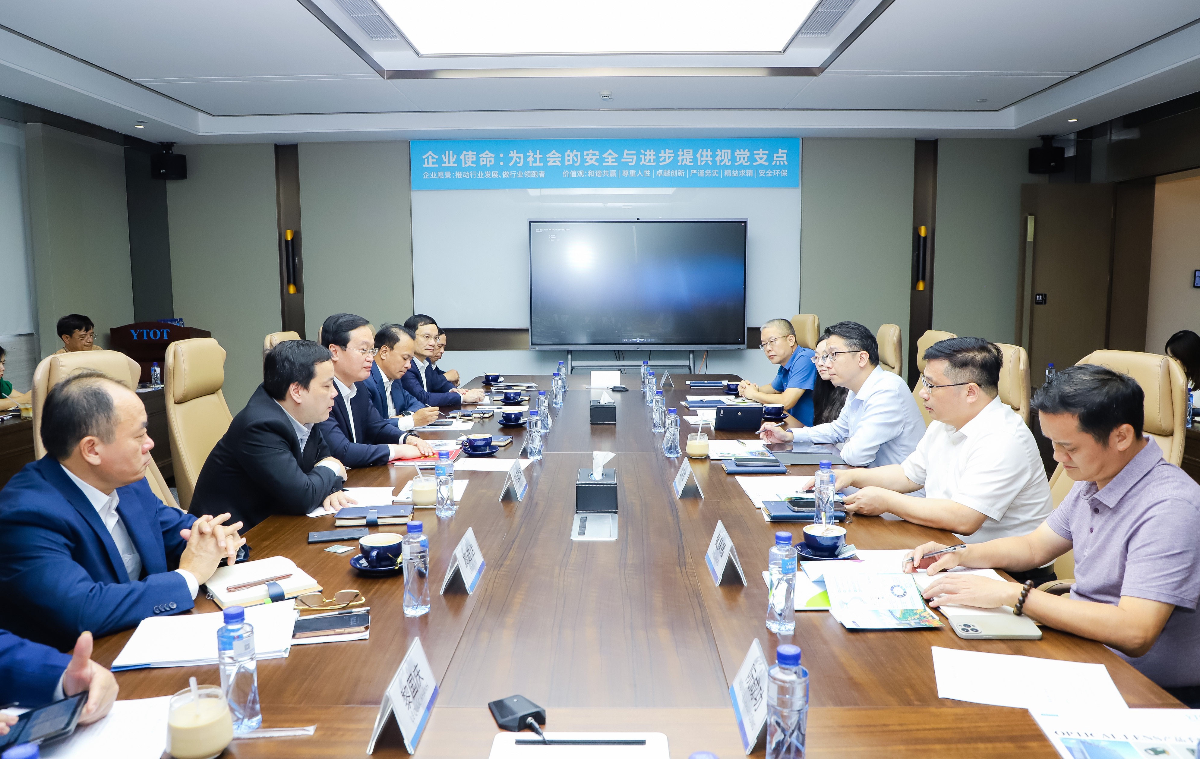 Chủ tịch UBND tỉnh Nguyễn Đức Trung gặp gỡ, làm việc với các doanh nghiệp thành phố Đông Quản