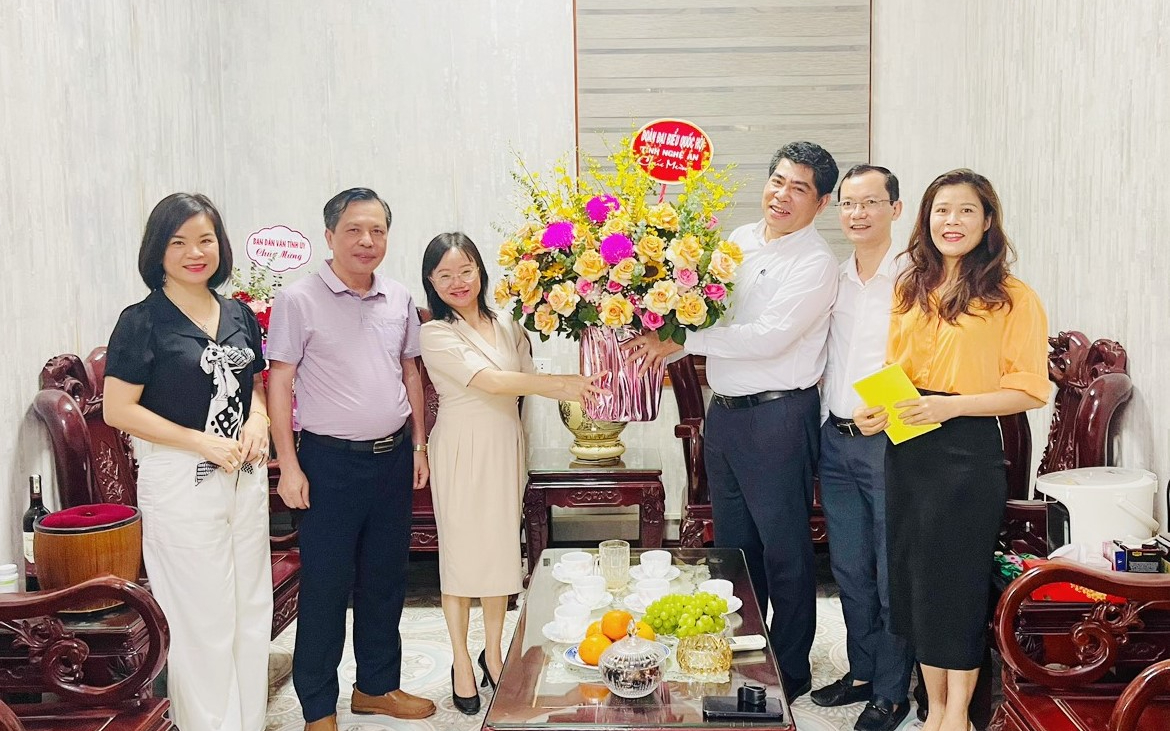 Đoàn đại biểu Quốc hội tỉnh Nghệ An chúc mừng Ngày truyền thống cơ quan công tác dân tộc (03/5/1946-03/5/2024)