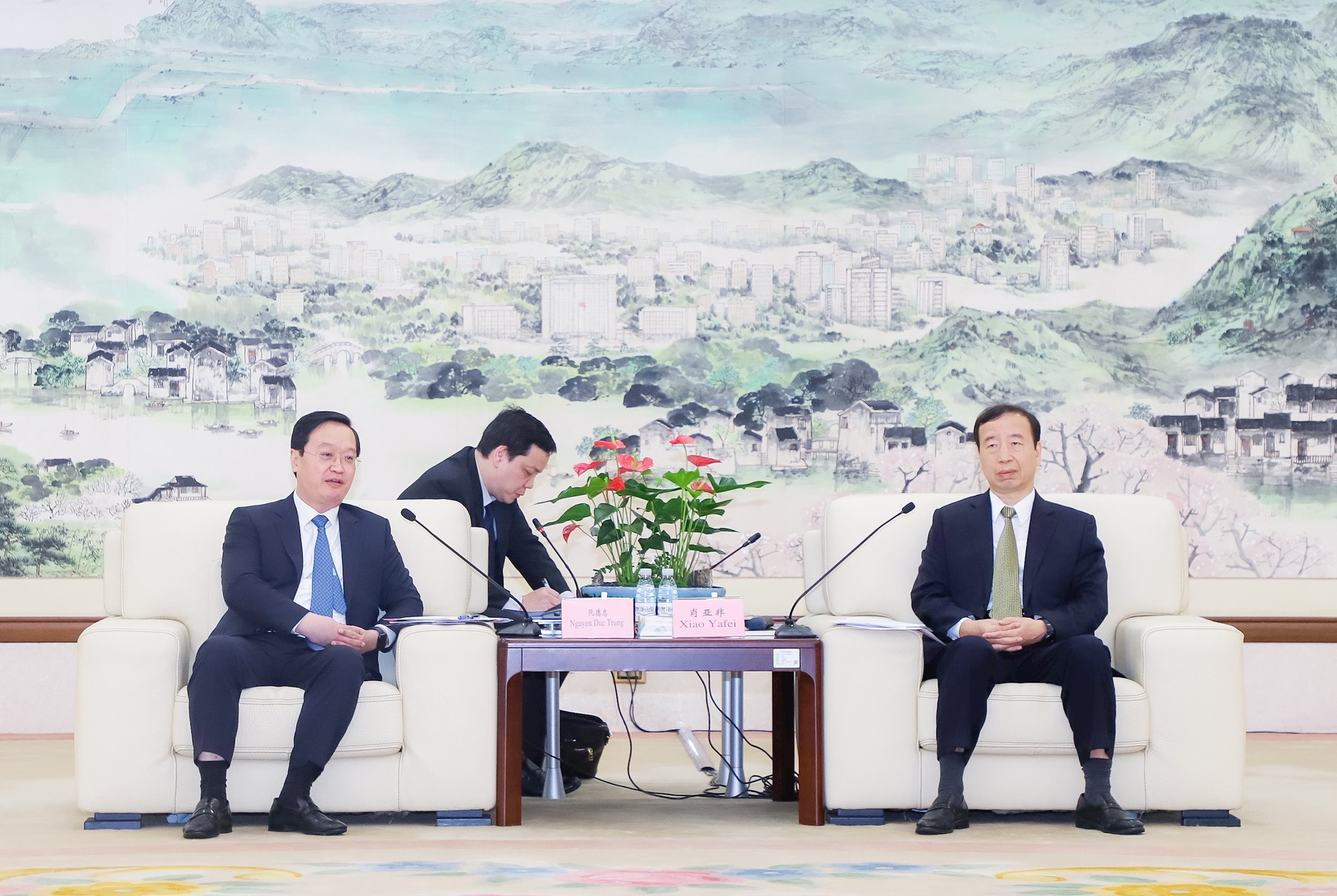 1.-chu-tich-ubnd-tinh-nghe-an-nguyen-duc-trung-hoi-kien-bi-thu-dang-uy-thanh-pho-thanh-pho-dong-quan-tinh-quang-dong-trung-quoc-.jpg