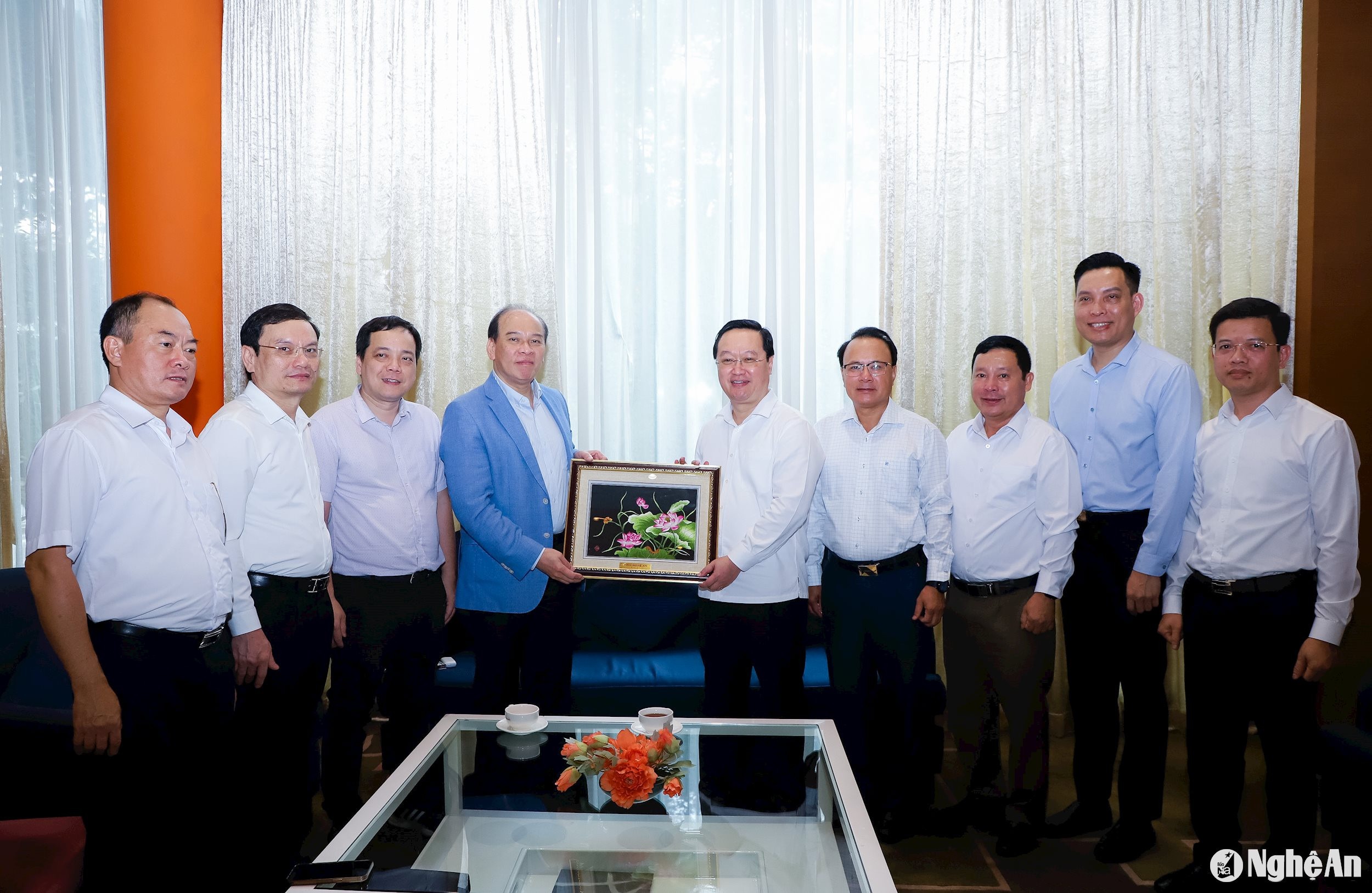 bna_ichu-tich-ubnd-tinh-nguyen-duc-trung-tang-qua-luu-niem-den-tong-lanh-su-quan-viet-nam-tai-quang-chau.jpg