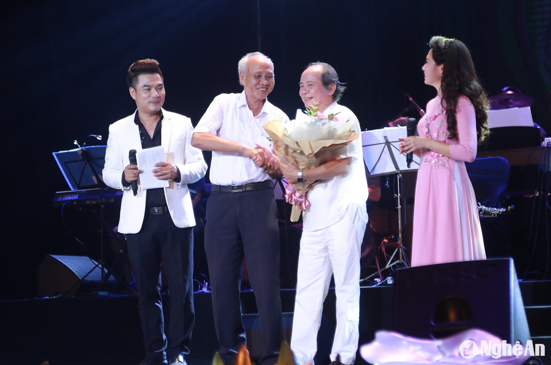 bna_nha-tho-nguyen-dang-che-tang-hoa-nhac-sy-nguyen-trong-tao-anh-sach-nguyen.jpg