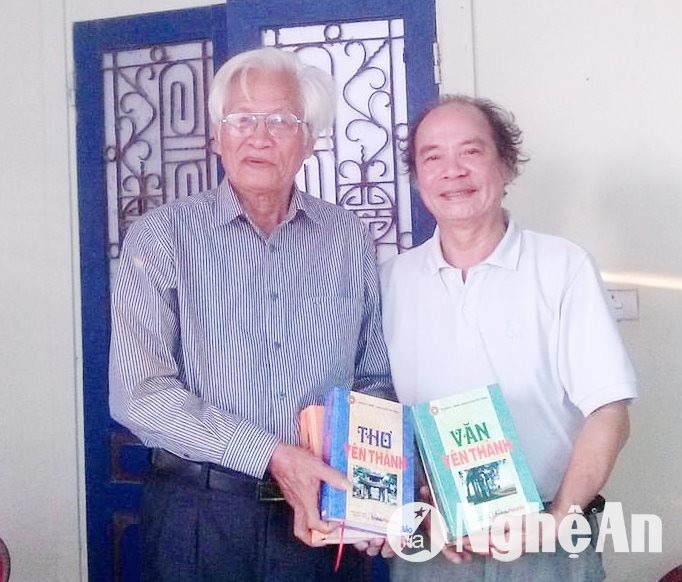 bna_tac-gia-ngo-duc-tien-tang-sach-nhac-sy-nguyen-trong-tao-anh-lang-hong-quang.jpg