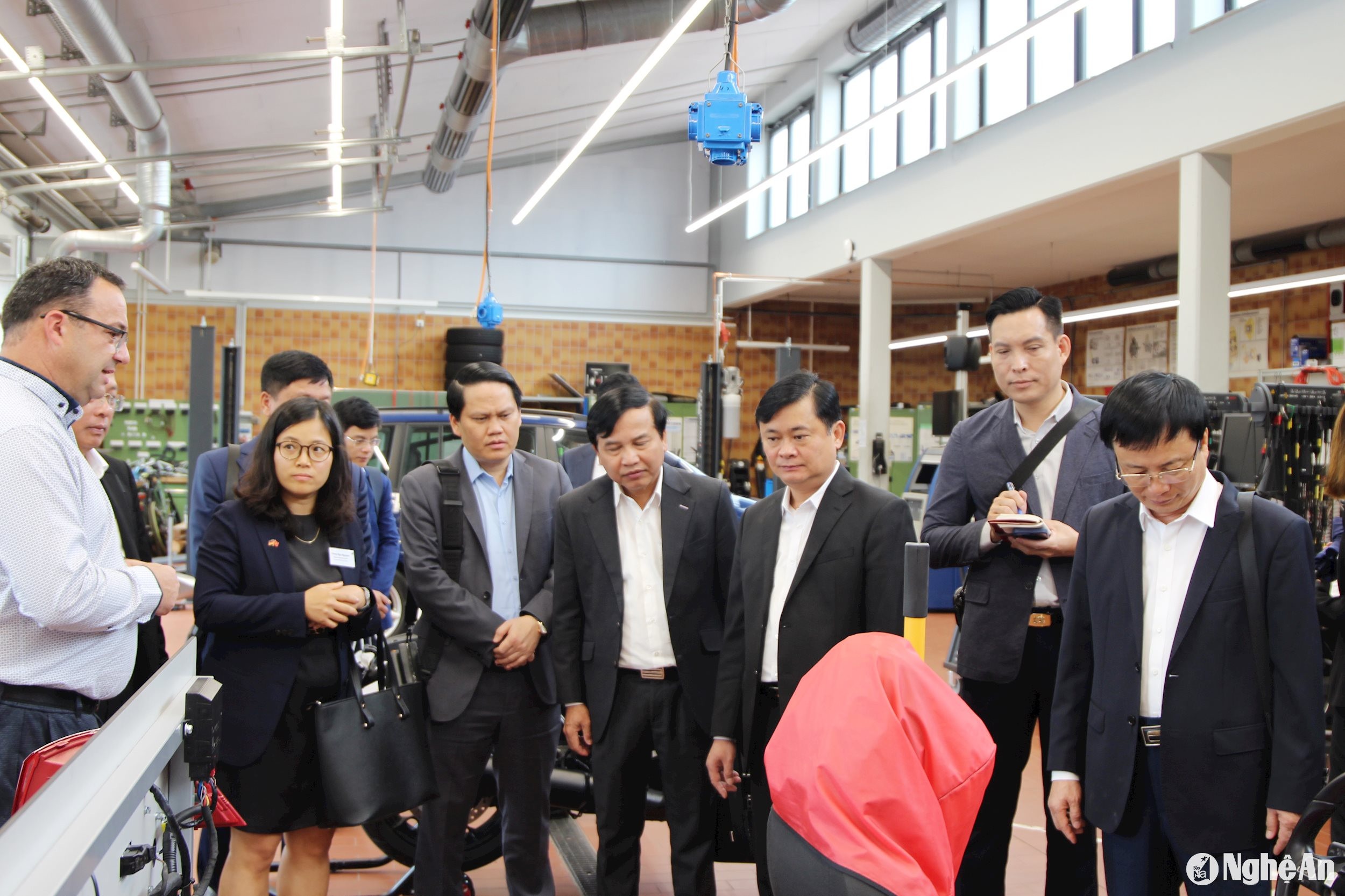 bna_xem-mo-hinh-o-to-duoc-hco-vien-lanh-nghe-tu-che-tao.jpg