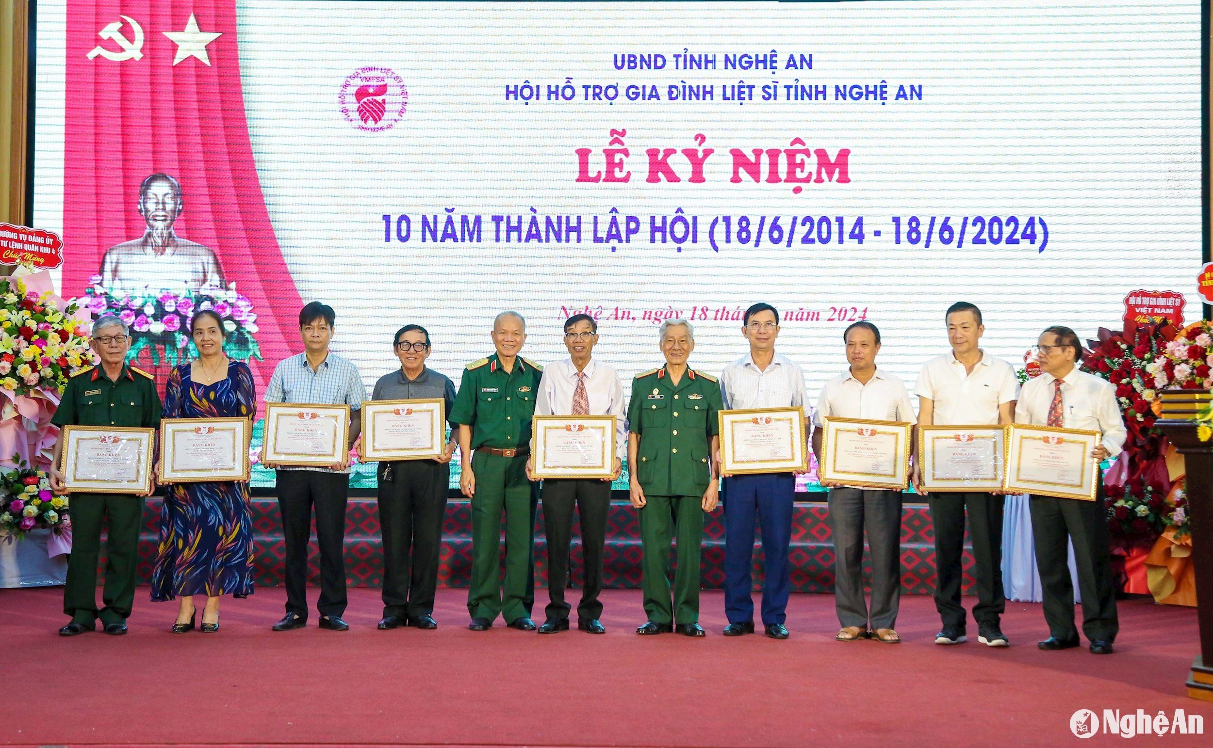 bna_-hoi-ho-tro-gia-dinh-liet-si-viet-nam-tang-bang-khen-cho-10-tap-the-va-6-ca-nhan.-anh.-dinh-tuyen.jpg
