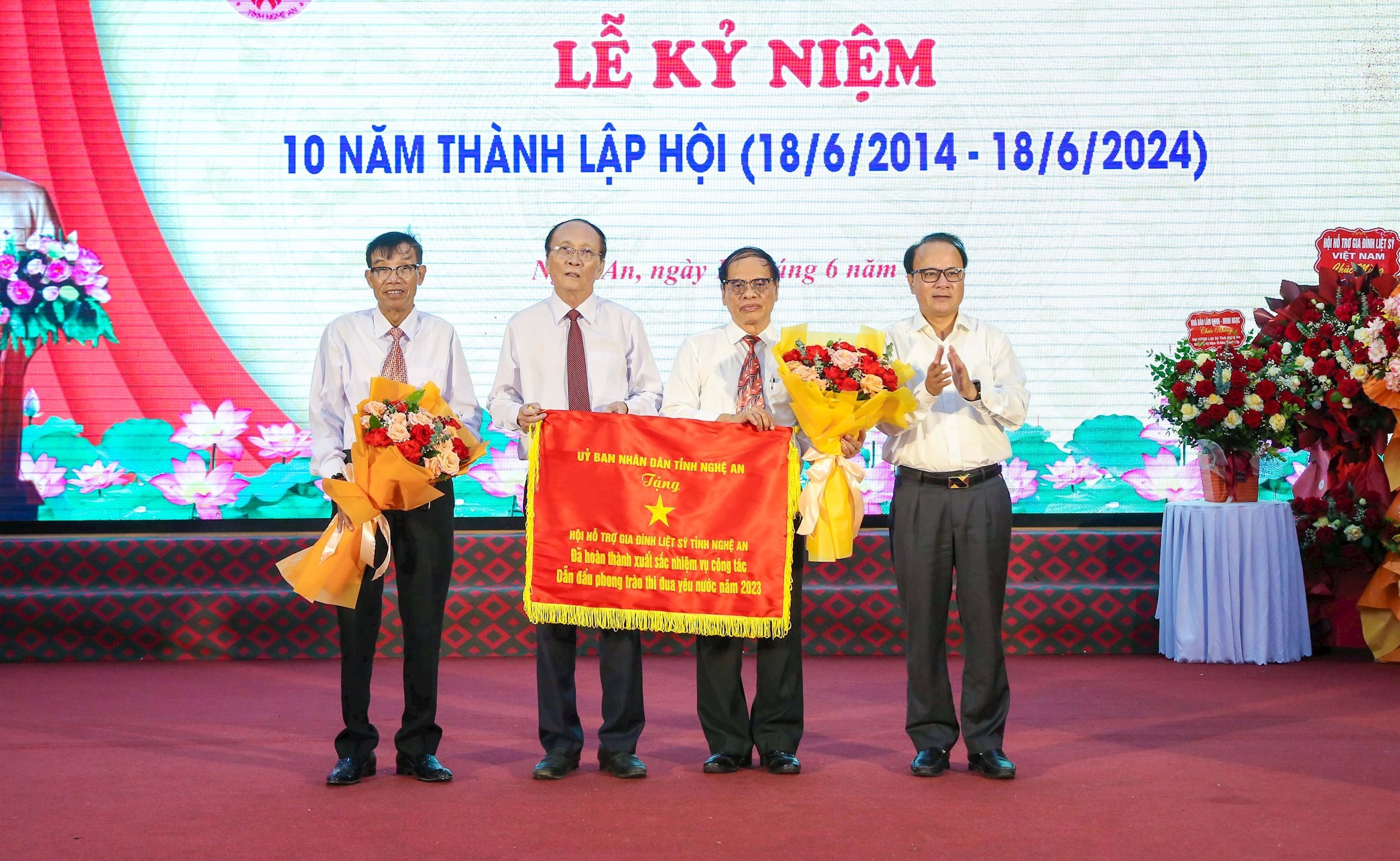 bna_ubnd-tinh-nghe-an-tang-co-thi-dua-cho-hoi-ho-tro-gia-dinh-liet-sy-tinh-nghe-an-da-hoan-thanh-xuat-sac-nhiem-vu-cong-tac-dan-dau-phong-trao-thi-dua-yeu-nuoc-nam-2023-f0733b37c18bd6e04198daa680f958b2.jpg