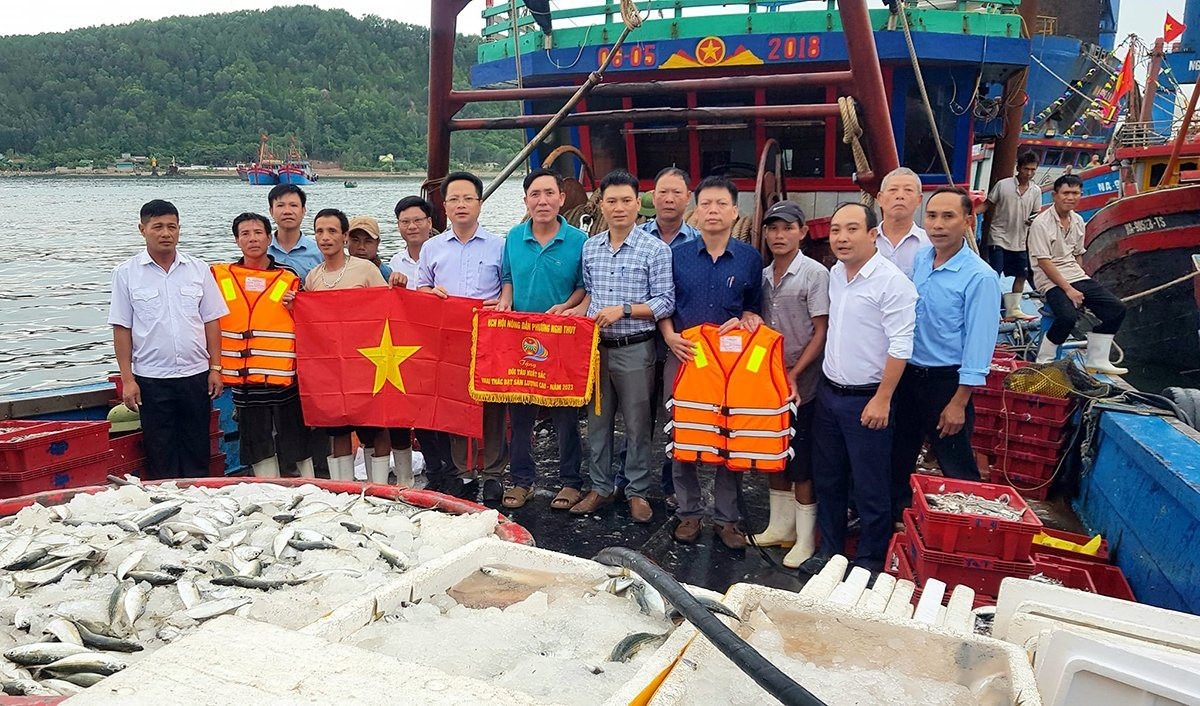 lanh-dao-dang-uy-va-hoi-nong-dan-phuong-nghi-thuy-tang-co-thi-dua-co-to-quoc-va-ao-phao-cho-doi-tau-co-san-luong-danh-bat-tot.-anh-tu-lieu-cscc.jpg