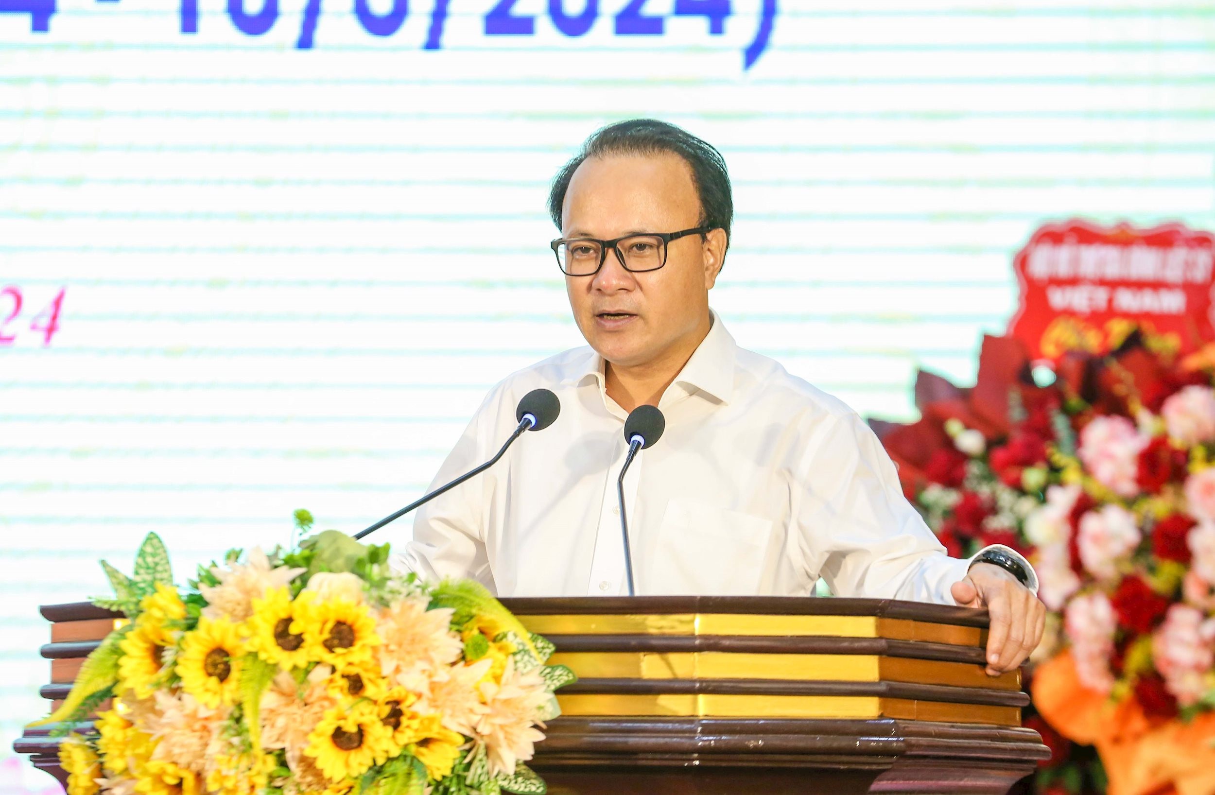 liet-si-tinh-trong-10-nam-qua-da-huy-dong-duoc-48-6-ty-dong-ho-tro-xay-dung-moi-duoc-546-ngoi-nha-tang-457-so-tiet-kiem-...-d67f5f713d5d34033e4b7076463bbfb2.jpg