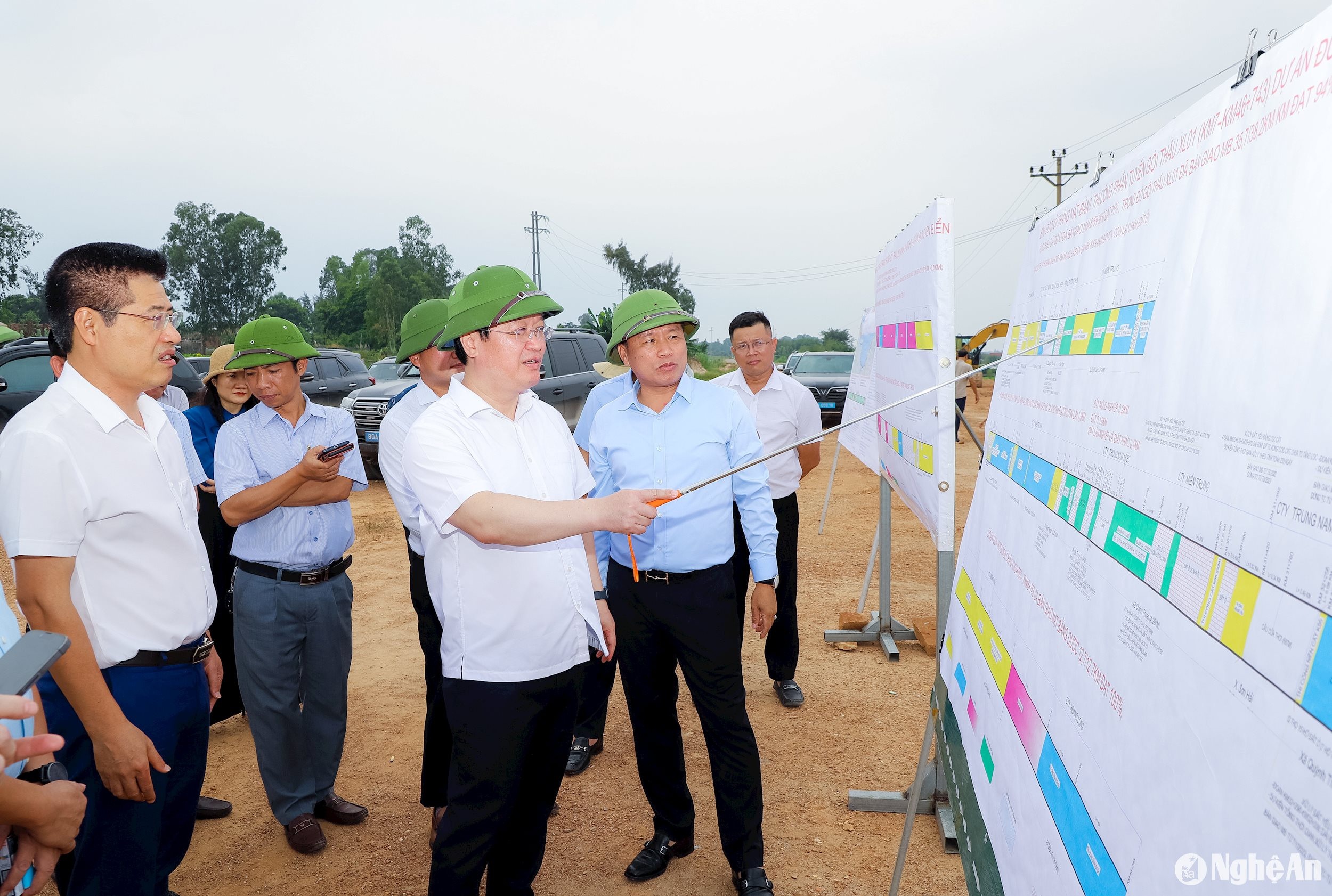 bna_chu-tich-ubnd-tinh-va-doan-cong-tac-di-kiem-tra-tien-do-duong-ven-bien.anh-pham-bang.jpg