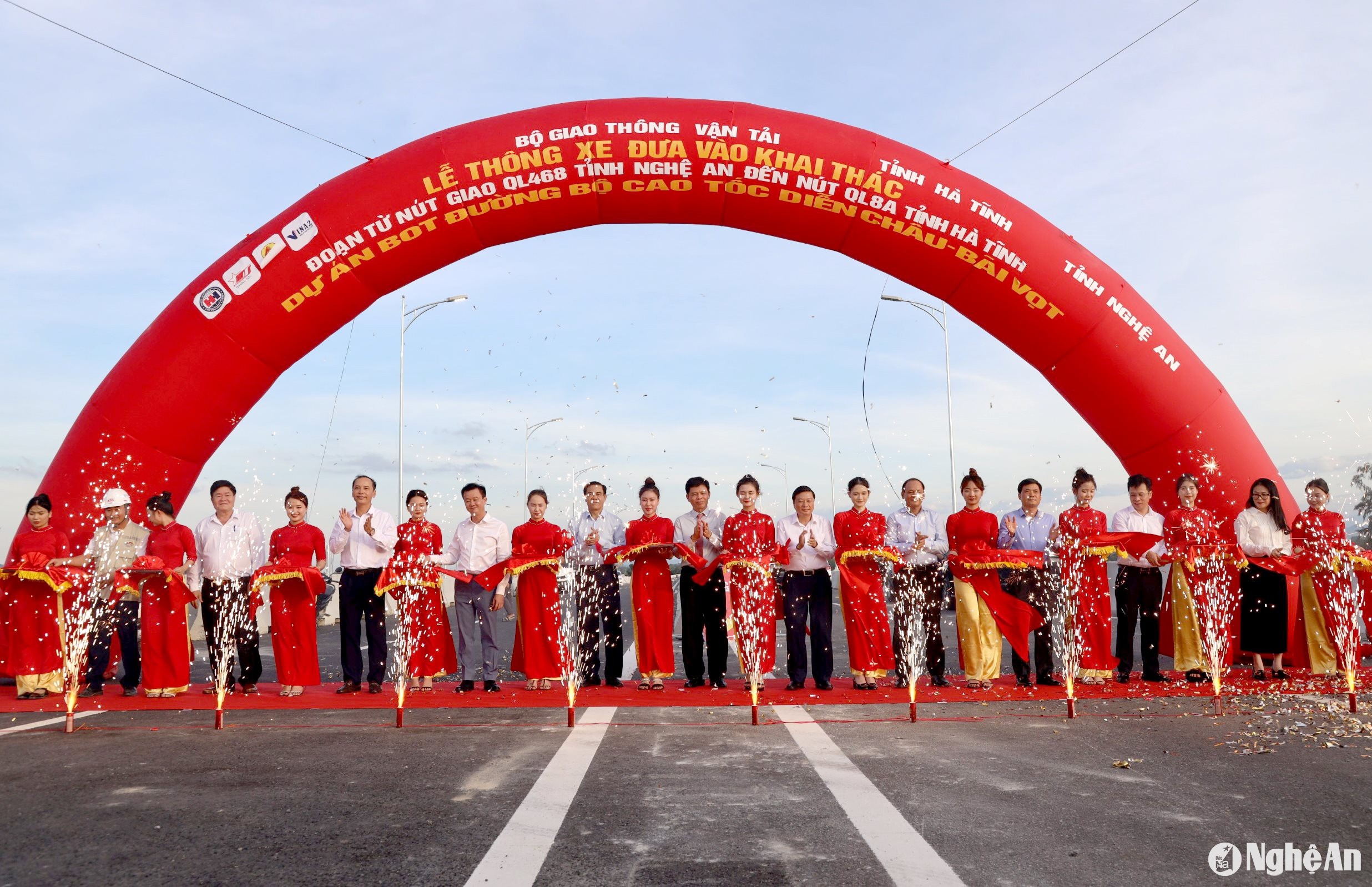 bna_cac-dai-bieu-thuc-hien-nghi-thuc-cat-bang-thong-xe-toan-tuyen-cao-toc-dien-chau-bai-vot-anh-quang-an(1).jpg