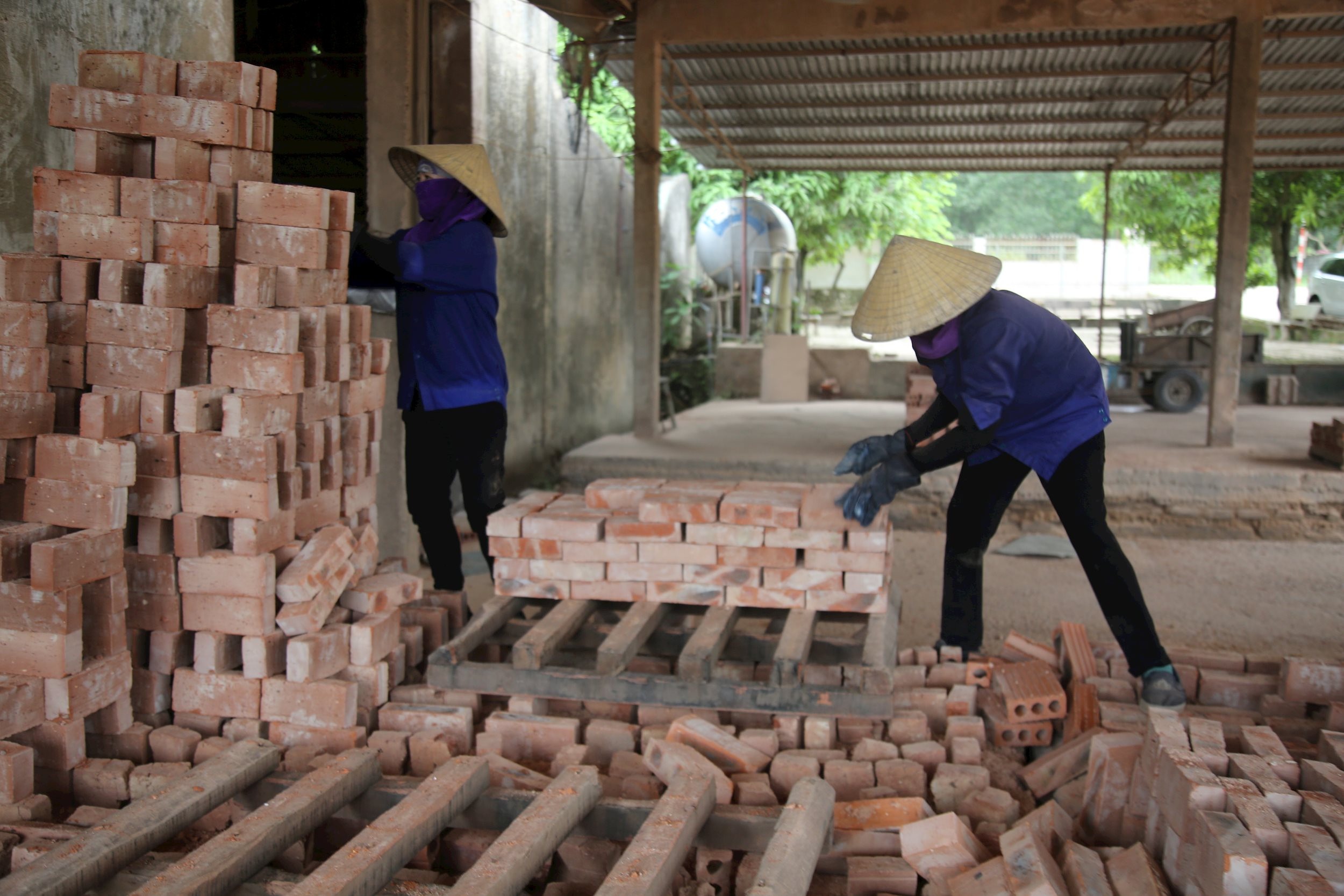cong-nhan-cong-ty-cp-gach-ngoi-xay-lap-dien-chau-anh-thanh-nga-.jpg