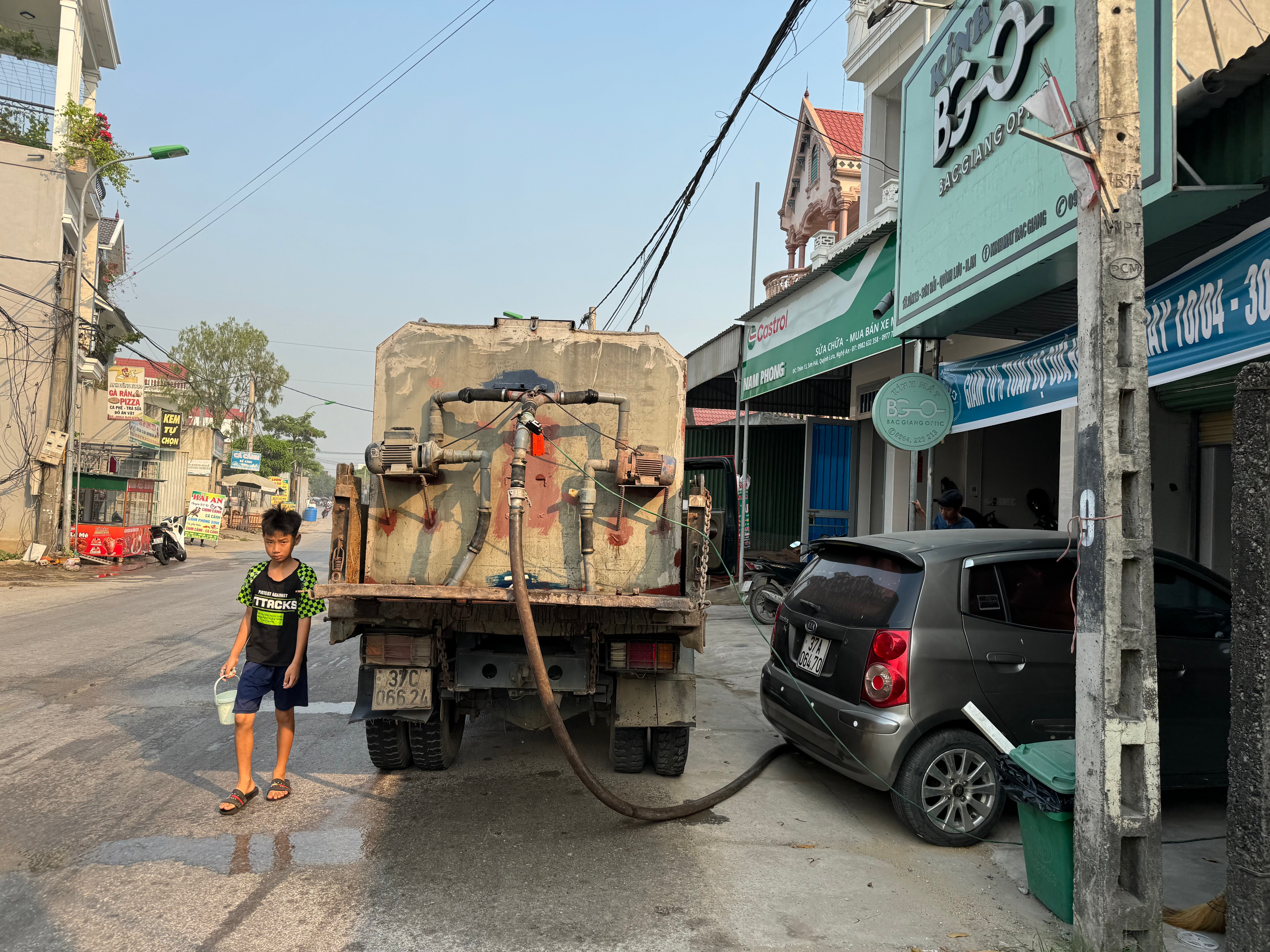 nguoi-dan-xa-son-hai-quynh-luu-mua-nuoc-ngot.-bang-xe-o-to-de-dung-hang-ngay-2-2.jpeg