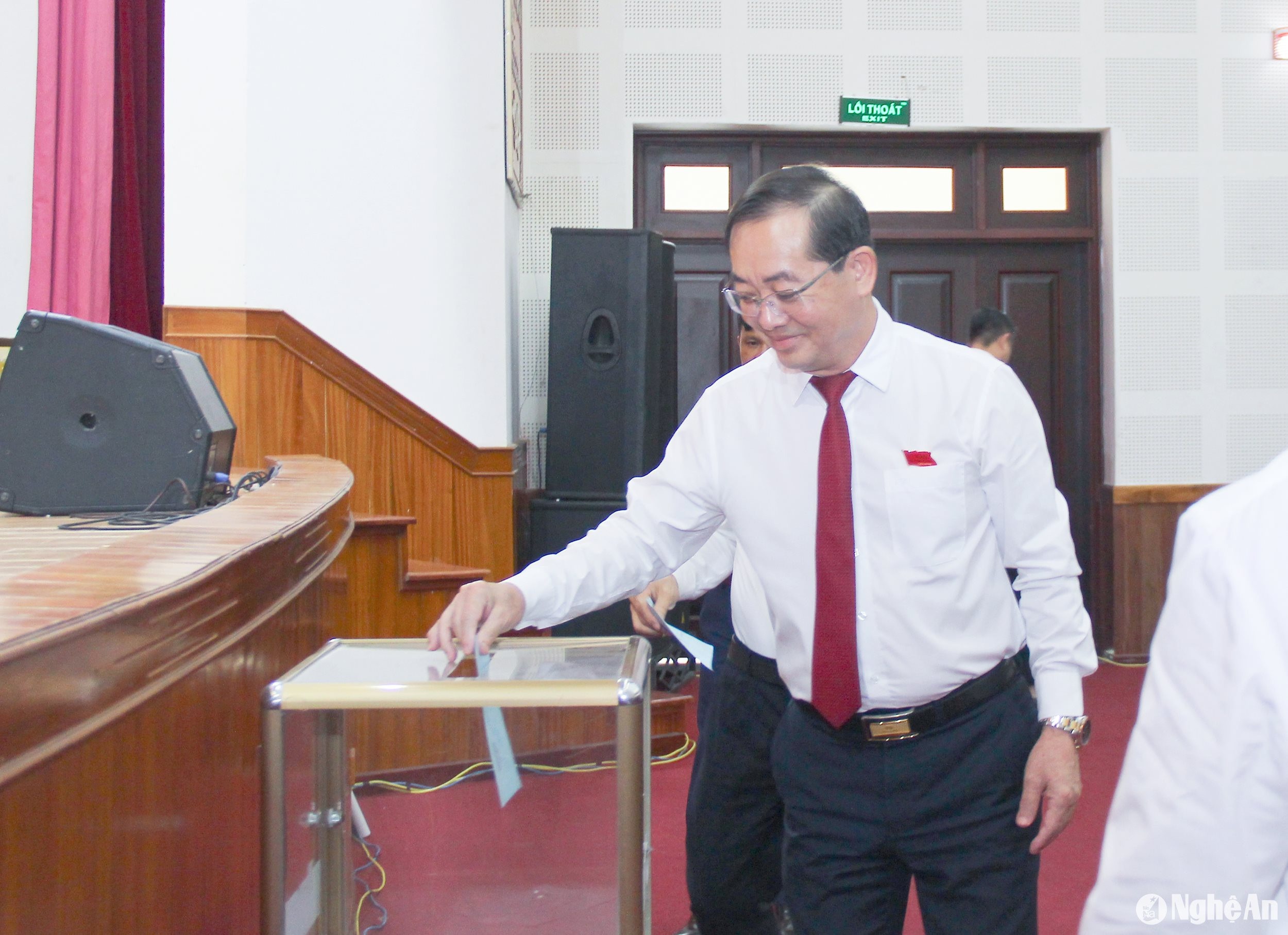 bna_-cac-dai-bieu-hdnd-thanh-pho-bo-phieu-bau-bo-sung-uy-vien-ubnd-thanh-pho-vinh-nhiem-ky-2021-2026.-anh-mai-hoa.jpg