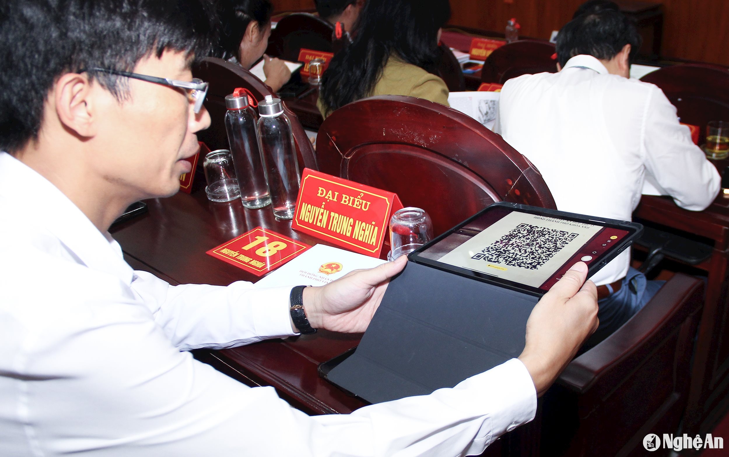 bna_-dai-bieu-hdnd-thanh-pho-quet-ma-qr-su-dung-tai-lieu-phuc-vu-ky-hop.-anh-mai-hoa.jpg