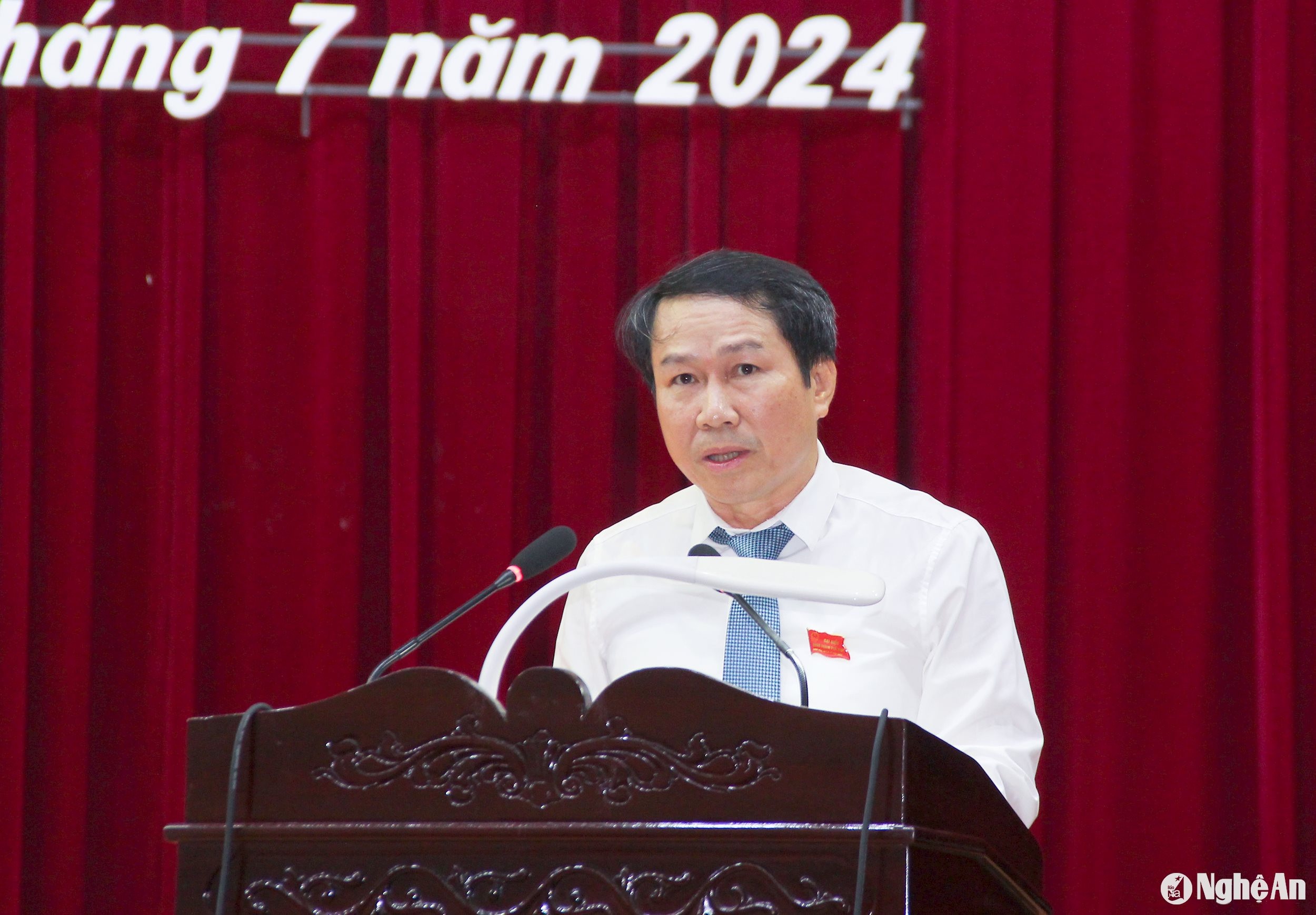 bna_-pho-chu-tich-ubnd-thanh-pho-le-sy-chien-trinh-bay-bao-cao-tinh-hinh-kinh-te-xa-hoi-cua-thanh-pho-6-thang-dau-nam-2024.jpg