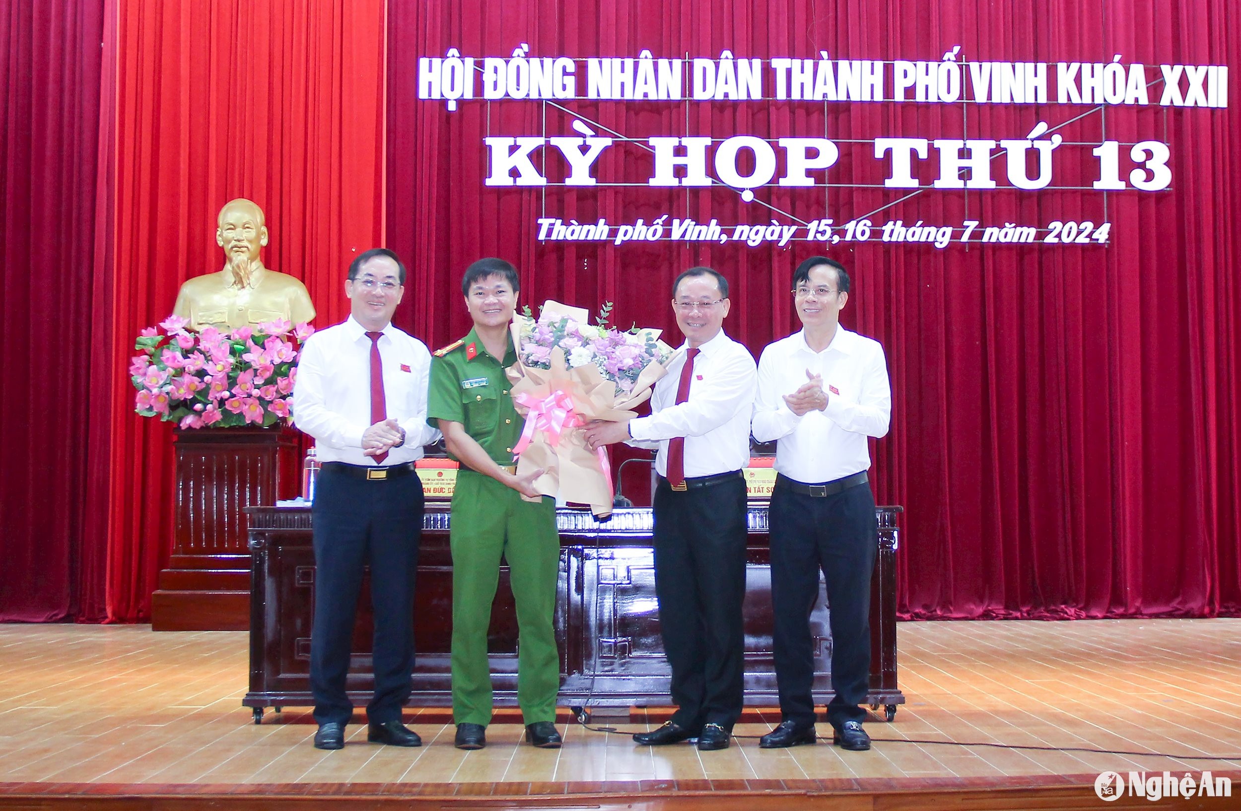 bna_-thuong-truc-thanh-uy-vinh-tang-hoa-chuc-mung.-anh-mai-hoa.jpg