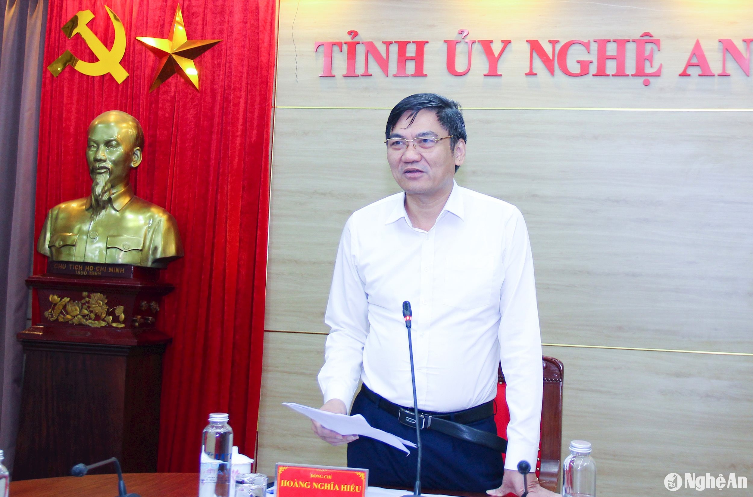 bna_-1-dong-chi-hoang-nghia-hieu-pho-bi-thu-tinh-uy-chu-tri-hoi-nghi.-anh-mai-hoa..jpg