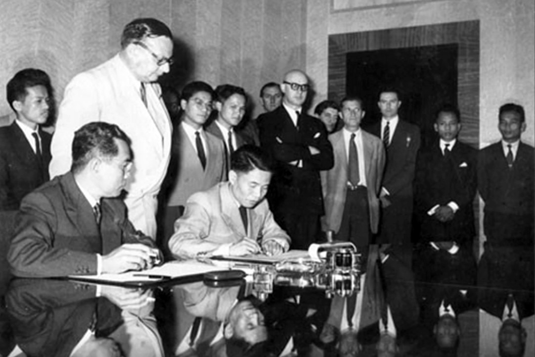 chuyen-thu-vi-ve-viec-chap-nhan-ghi-lui-ngay-ky-ket-hiep-dinh-geneva-12.jpg?width=0&s=watU0ffflLI8_2A-pK54_g