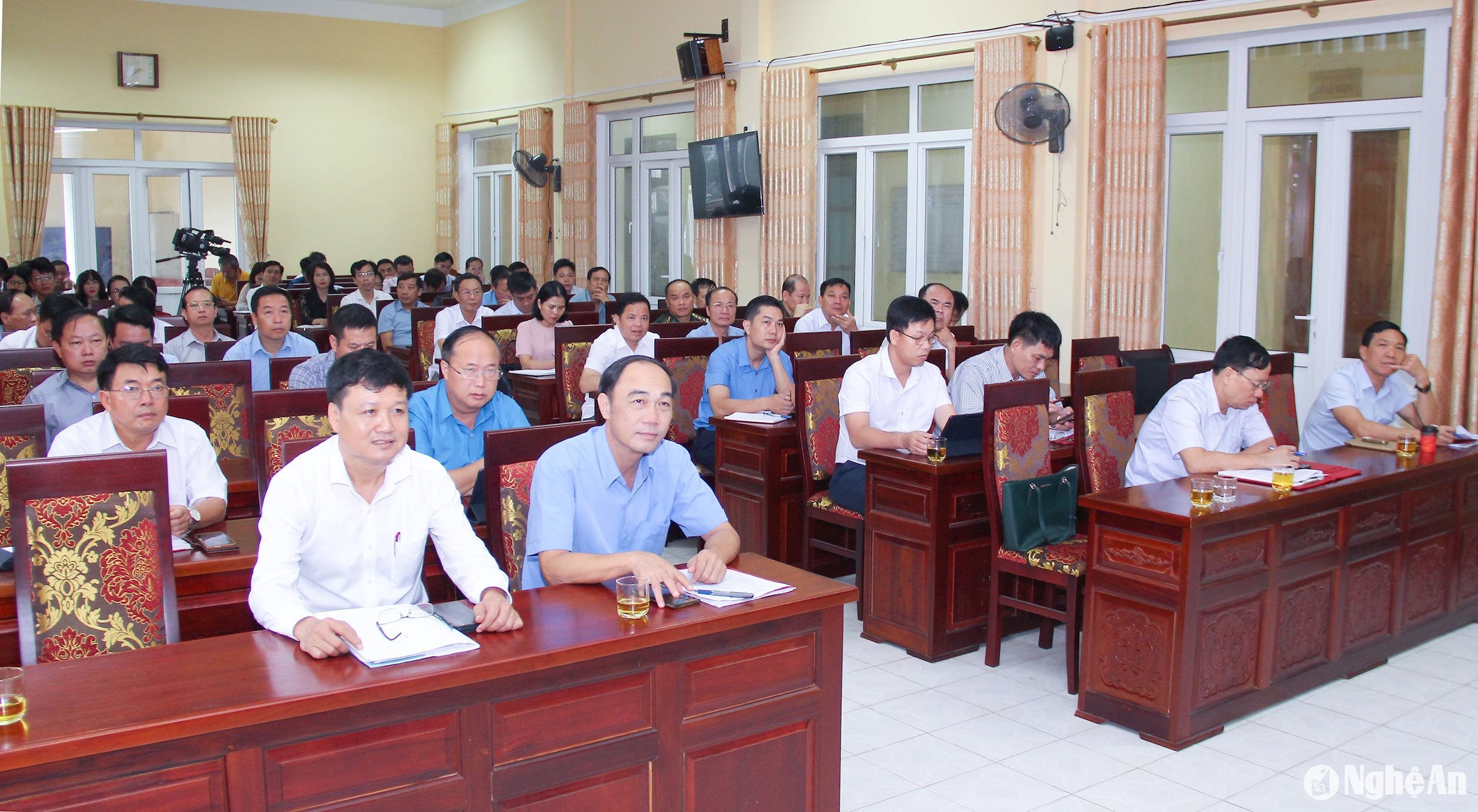 bna_-lanh-dao-cac-ban-xay-dung-dang-tham-gia-hoi-nghi.-anh-mai-hoa.jpg