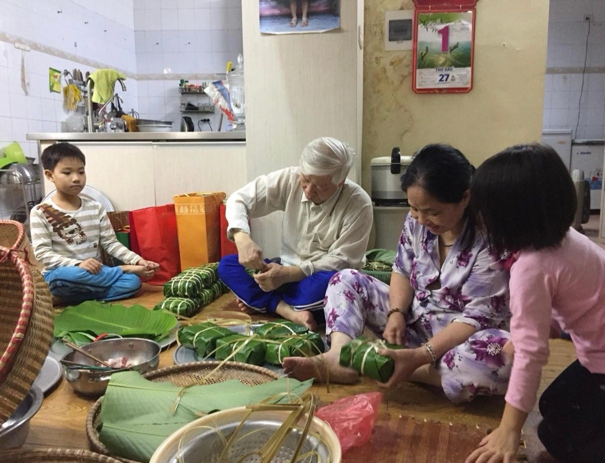 bac-trong-goi-banh-chung-cung-gia-dinh-anh-van-phong-trung-uong-dang-.jpg