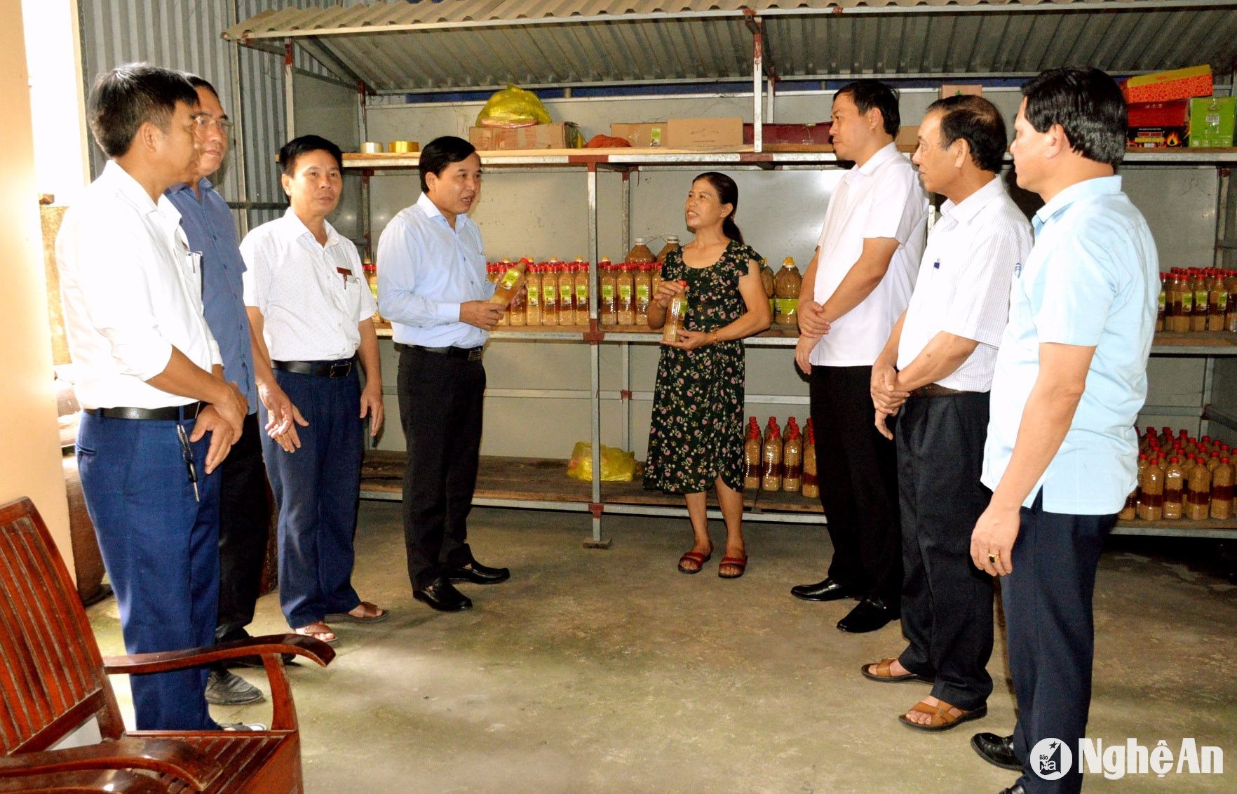 bna_dong-chi-nguyen-nhu-khoi-pho-chu-tich-hdnd-tinh-tham-quan-tim-hieu-san-pham-tuong-nam-dan.-anh-xuan-hoang-1-.jpg