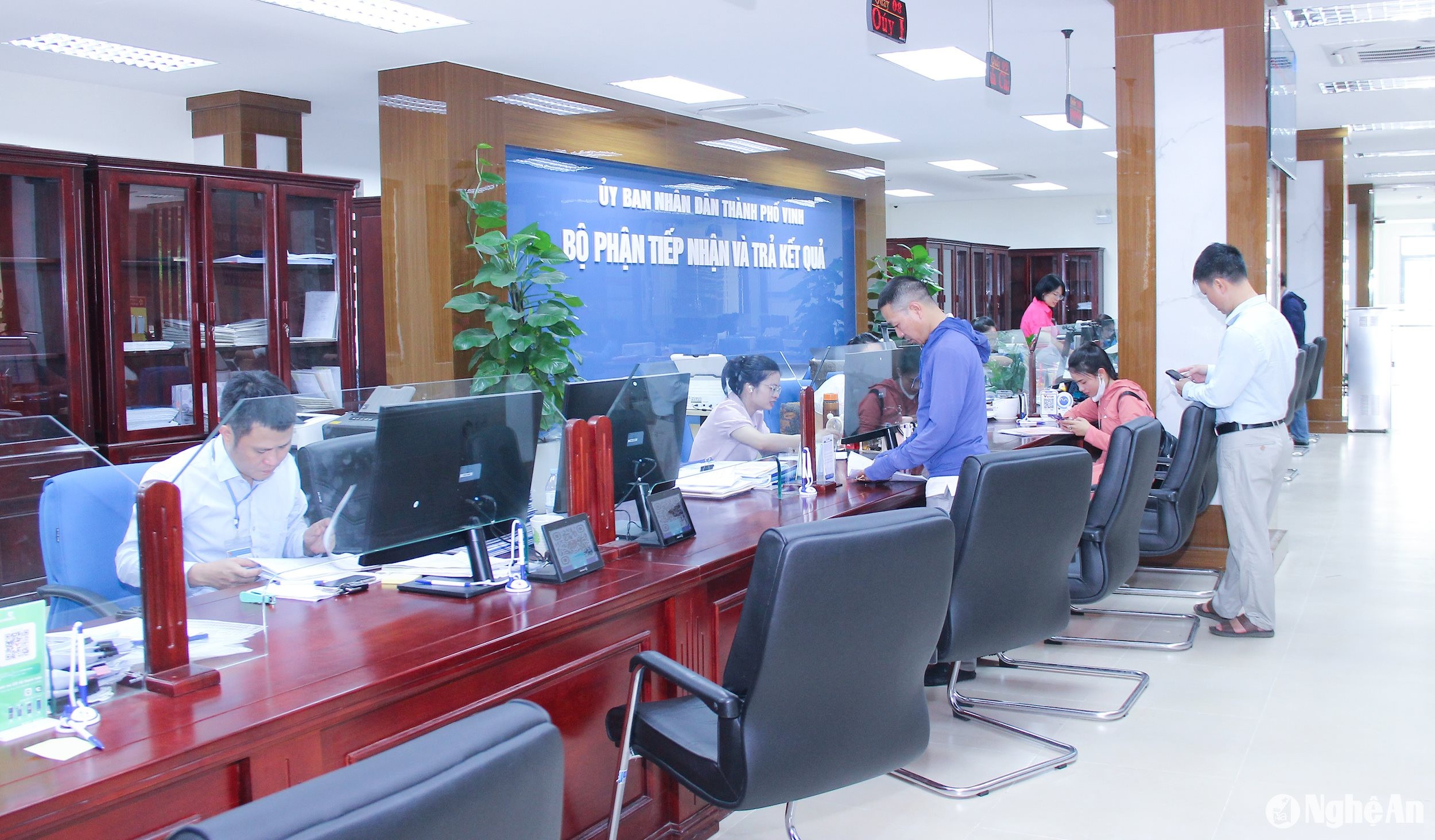 bna_-bo-phan-tiep-nhan-va-tra-ket-qua-theo-co-che-mot-cua-tai-ubnd-thanh-pho-vinh.-anh-mai-hoa.jpg