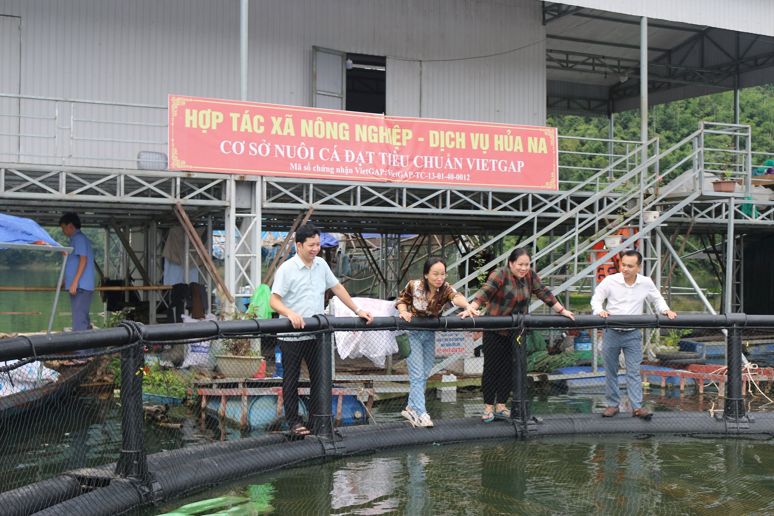 dong-chi-duong-hoang-vu-chu-tich-ubnd-huyen-que-phong-kiem-tra-mo-hinh-nuoi-ca-long-o-long-ho-thuy-dien-hua-na.-anh-dang-cuong.jpg