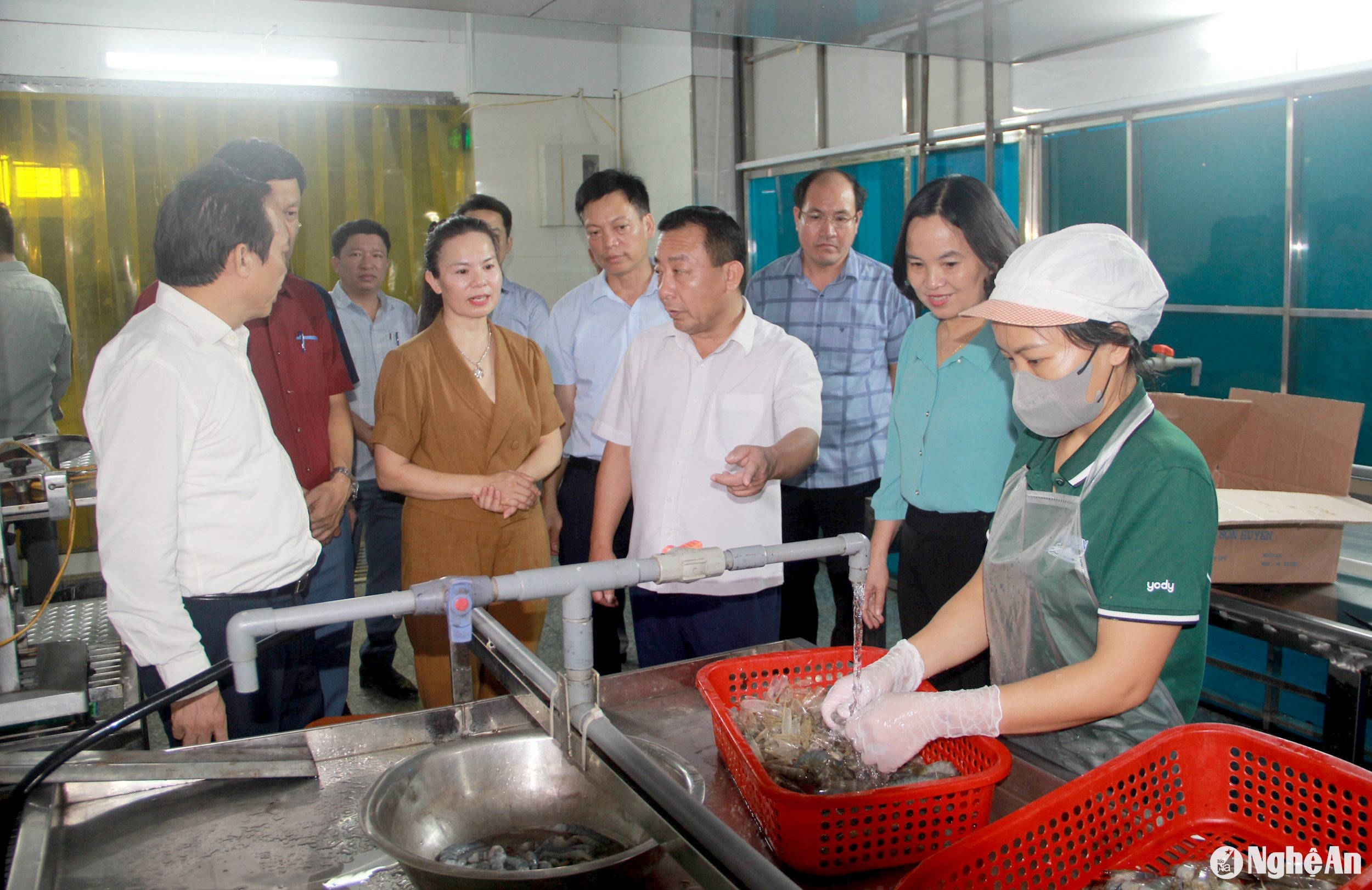 bna_lanh-dao-tinh-tham-mo-hinh-che-bien-hai-san-tai-tx-cua-lo-anh-quang-an.jpg