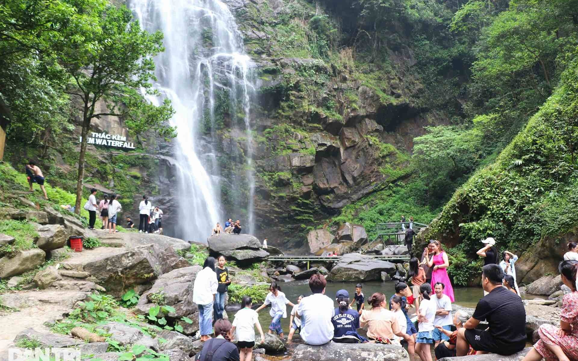 Ủy ban nhân dân tỉnh trả lời cử tri Nguyễn Công Ngũ, bản Trung Chính, xã Yên Khê, huyện Con Cuông về miễn phí vé cho người dân vùng lân cận khu vực Thác Kèm