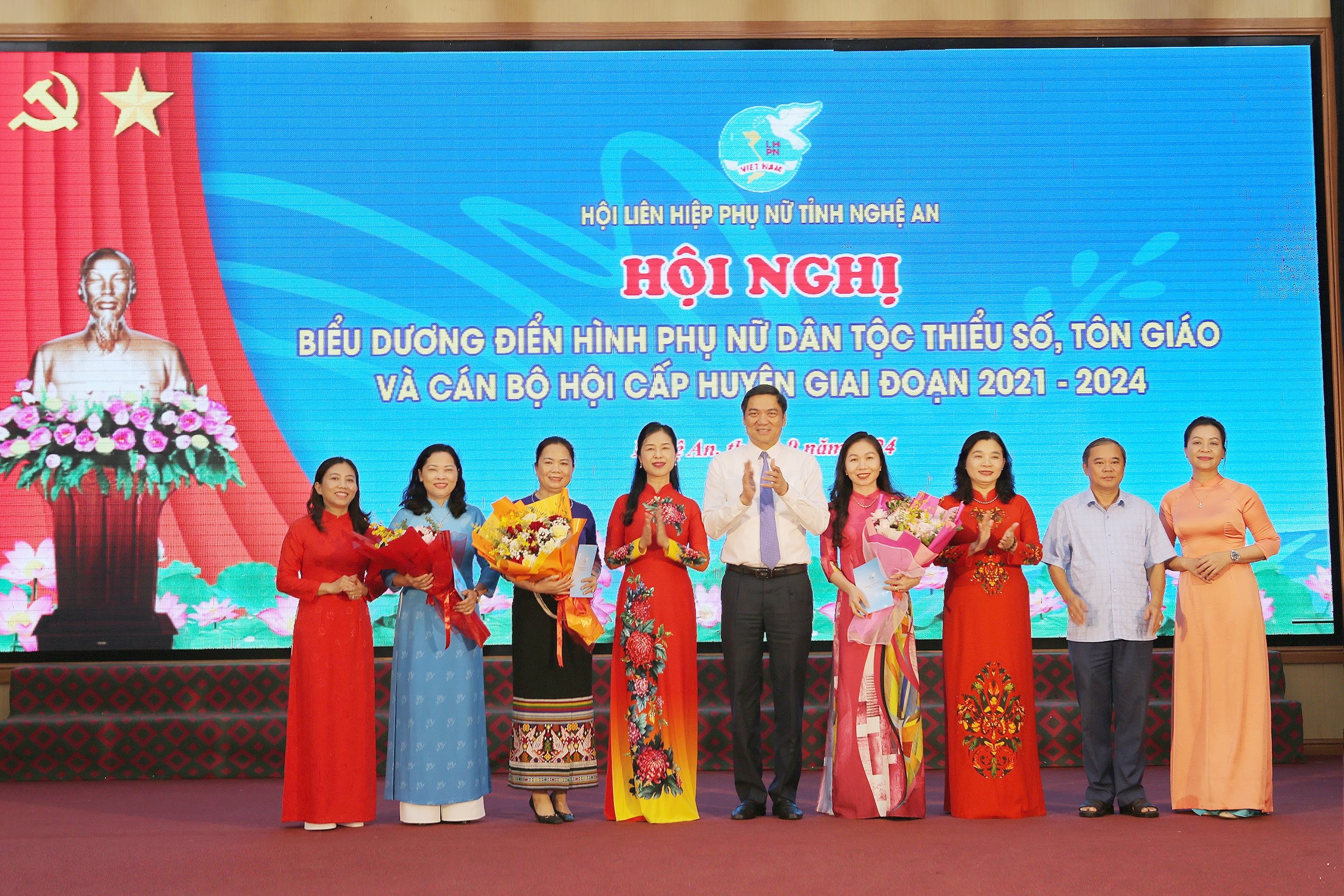 nlee0202-hoang-nghia-hieu-pbt-tinh-uy-lanh-dao-ban-dan-van-thuong-truc-hoi-lhpn-tinh-trao-hoa-chuc-mung-03-chu-tich-hoi-pn-cap-huyen-du-hn-bieu-duong-cua-tw-hoi-lhpn-viet-nam.jpg