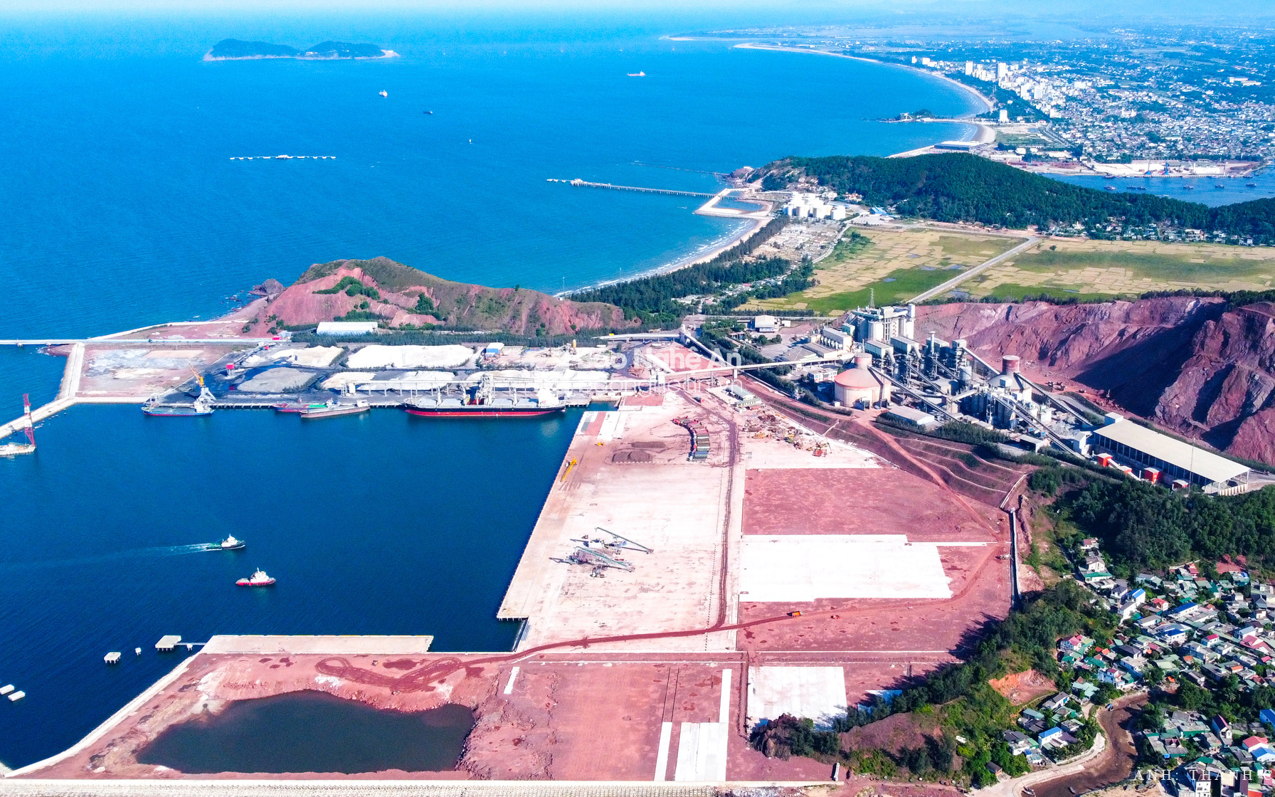 Ban Quản lý khu kinh tế Đông Nam trả lời cử tri Hoàng Văn Long, trú tại khối 2, phường Lê Lợi, thành phố Vinh về việc kêu gọi đầu tư Cảng nước sâu để thúc đẩy phát triển kinh tế của tỉnh