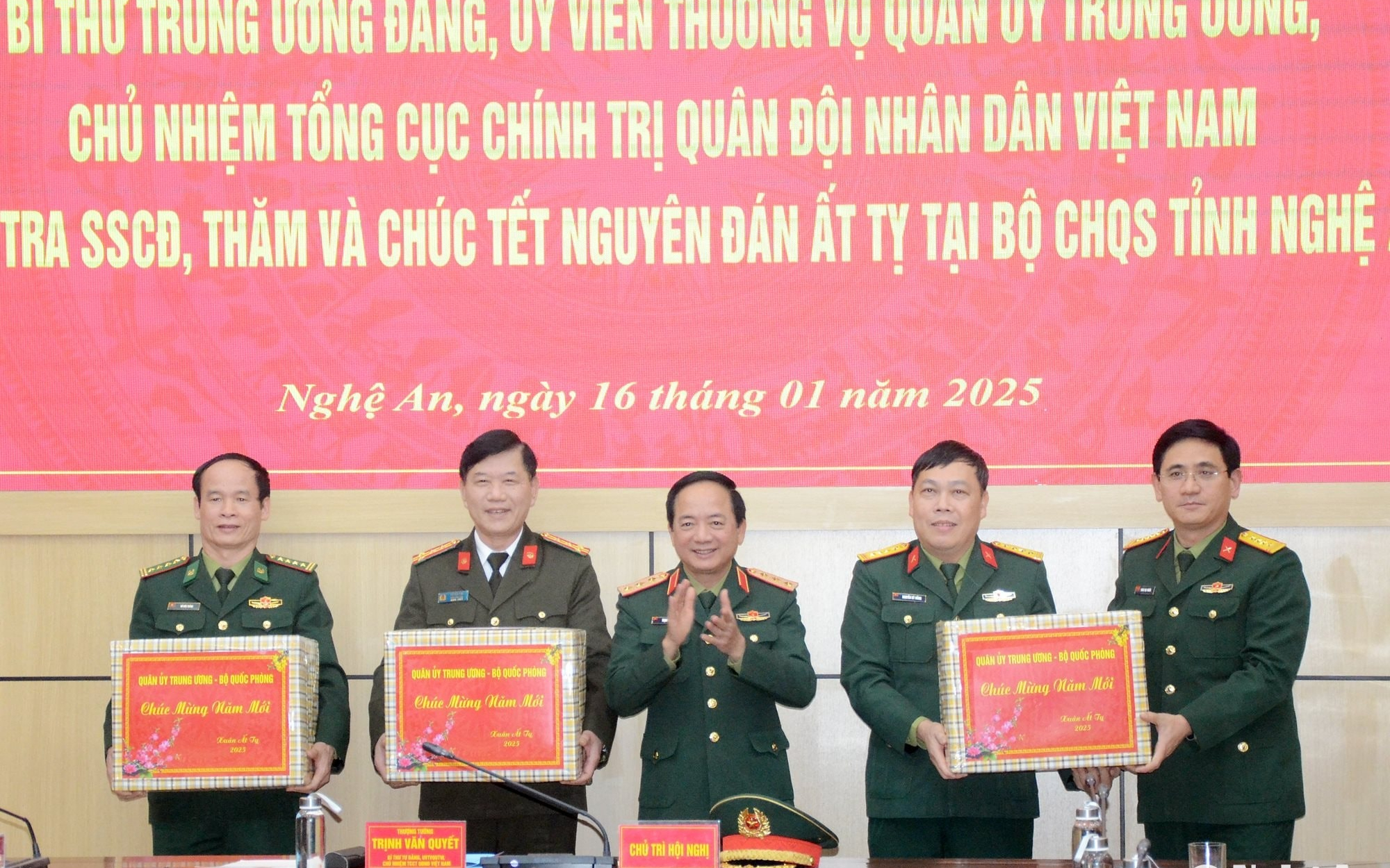 Thượng tướng Trịnh Văn Quyết thăm, chúc Tết Bộ Chỉ huy Quân sự tỉnh Nghệ An