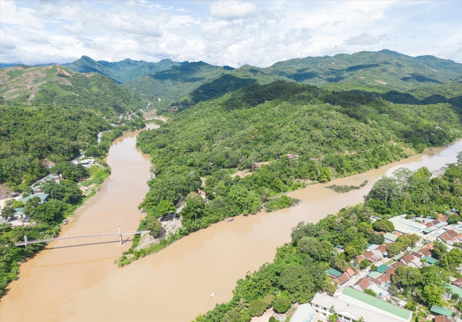 Xem xét đầu tư xây dựng cầu cứng qua sông Nậm Nơn