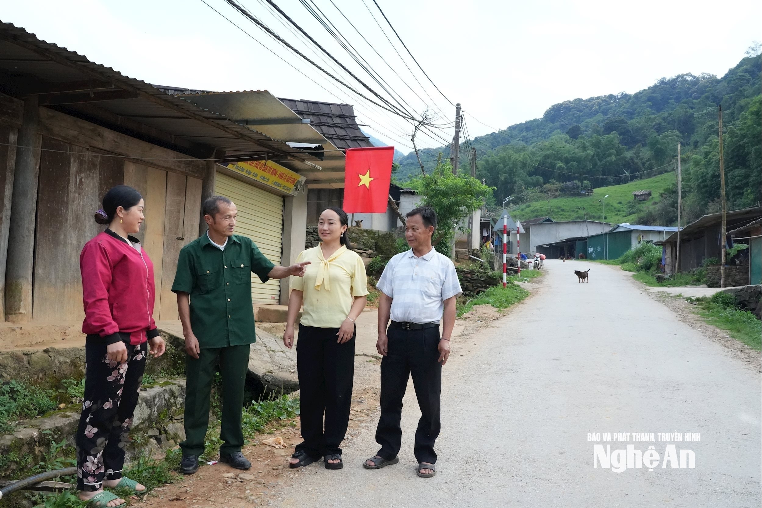 bna_cuu-chien-binh-nguoi-uy-tin-gia-tong-thu-trao-doi-voi-tan-bi-thu-chi-bo-ban-ka-duoi-ly-y-cho-va-nguoi-dan.-anh-kl.jpg