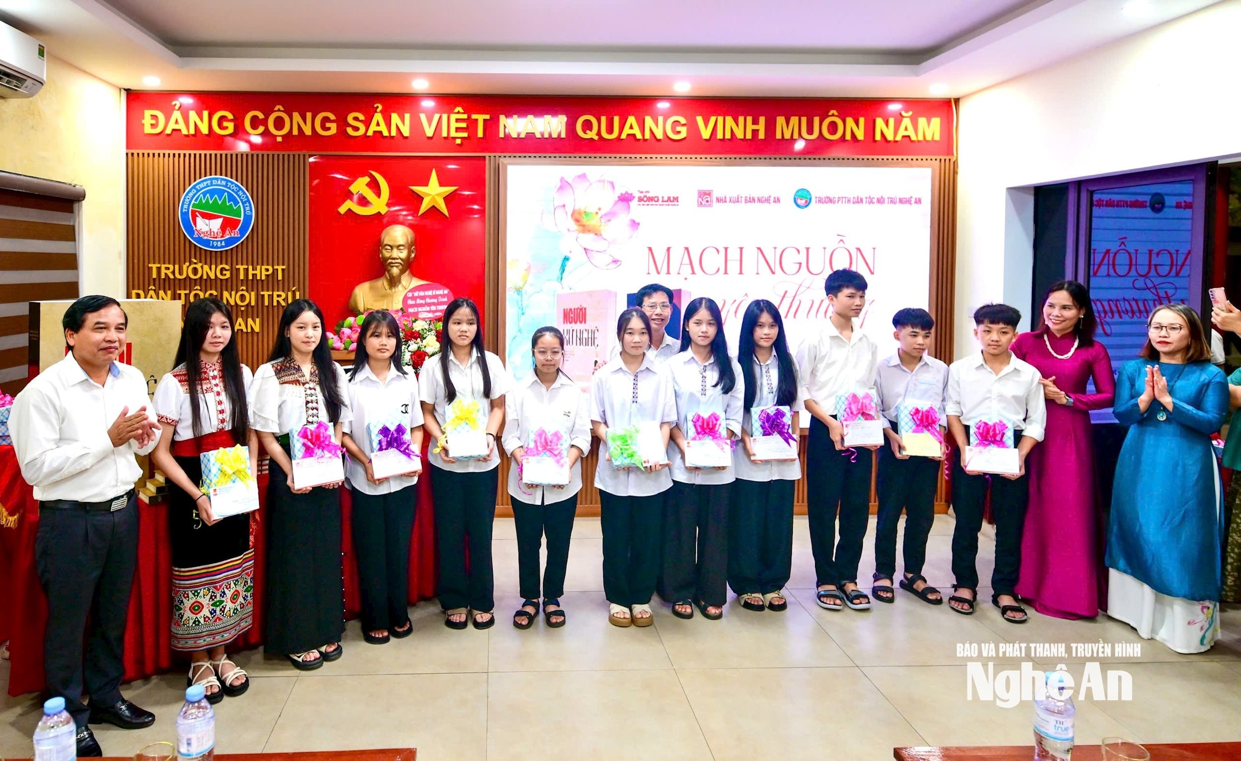 tac-gia-trao-qua-cho-cac-hoc-sinh-dat-giai.jpg
