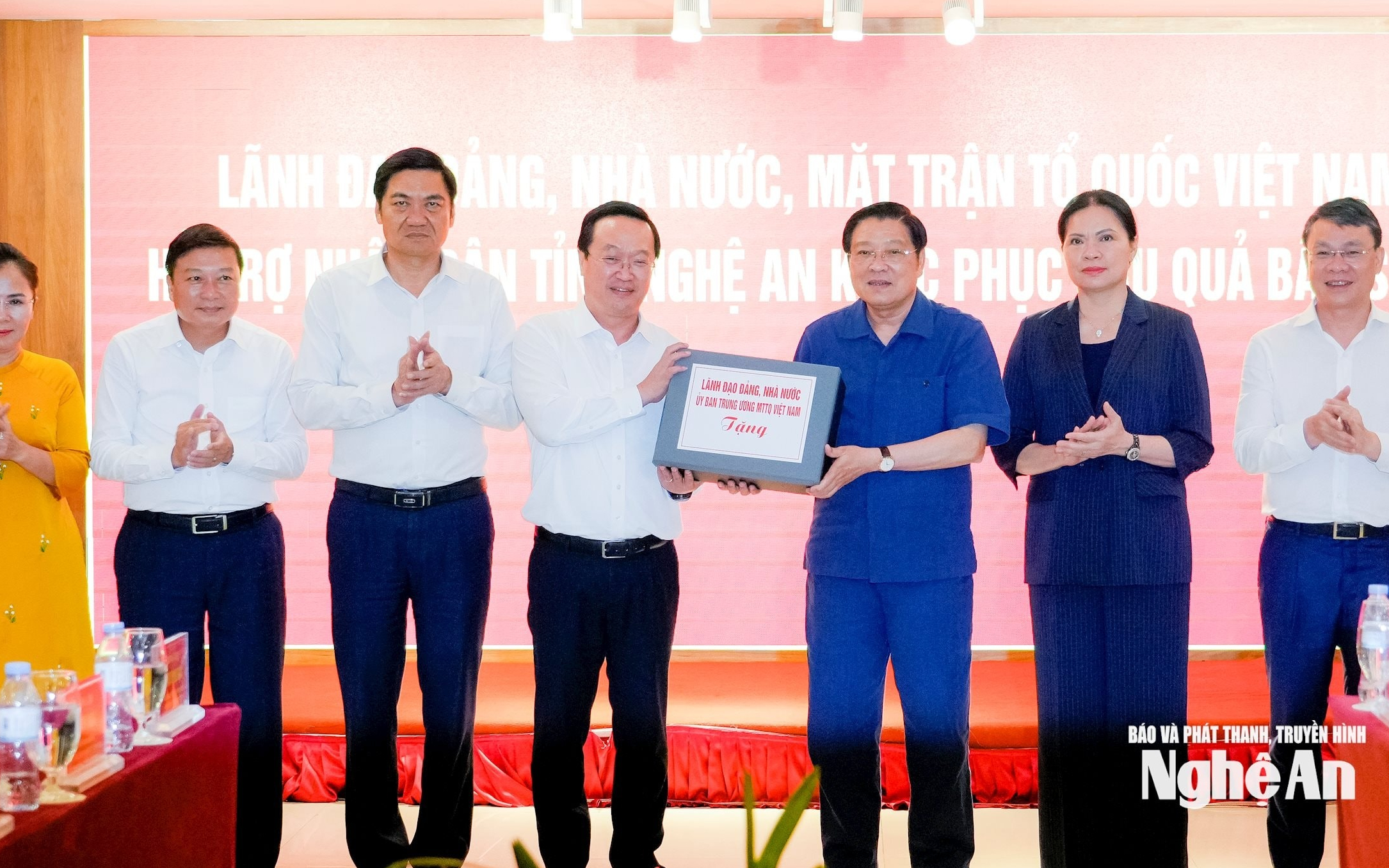 Đồng chí Phan Đình Trạc trao hỗ trợ của lãnh đạo Đảng, Nhà nước, MTTQ Việt Nam cho nhân dân tỉnh Nghệ An khắc phục hậu quả bão số 10