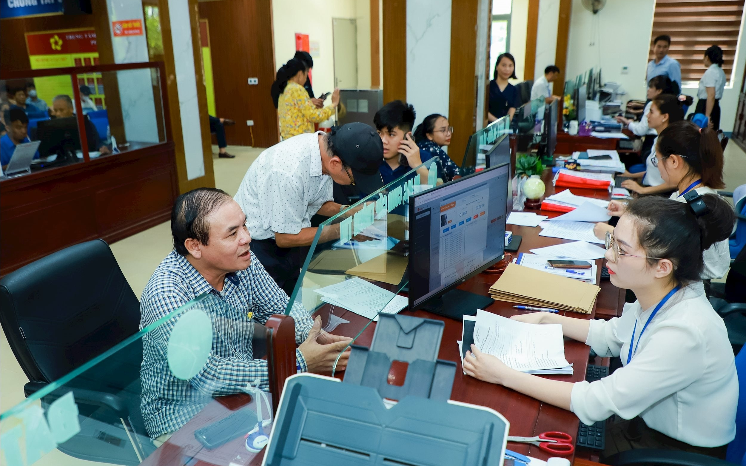 Chủ tịch Ủy ban nhân dân cấp xã được ủy quyền cho công chức thuộc Ủy ban nhân dân cấp xã thực hiện 04 nhiệm vụ chứng thực