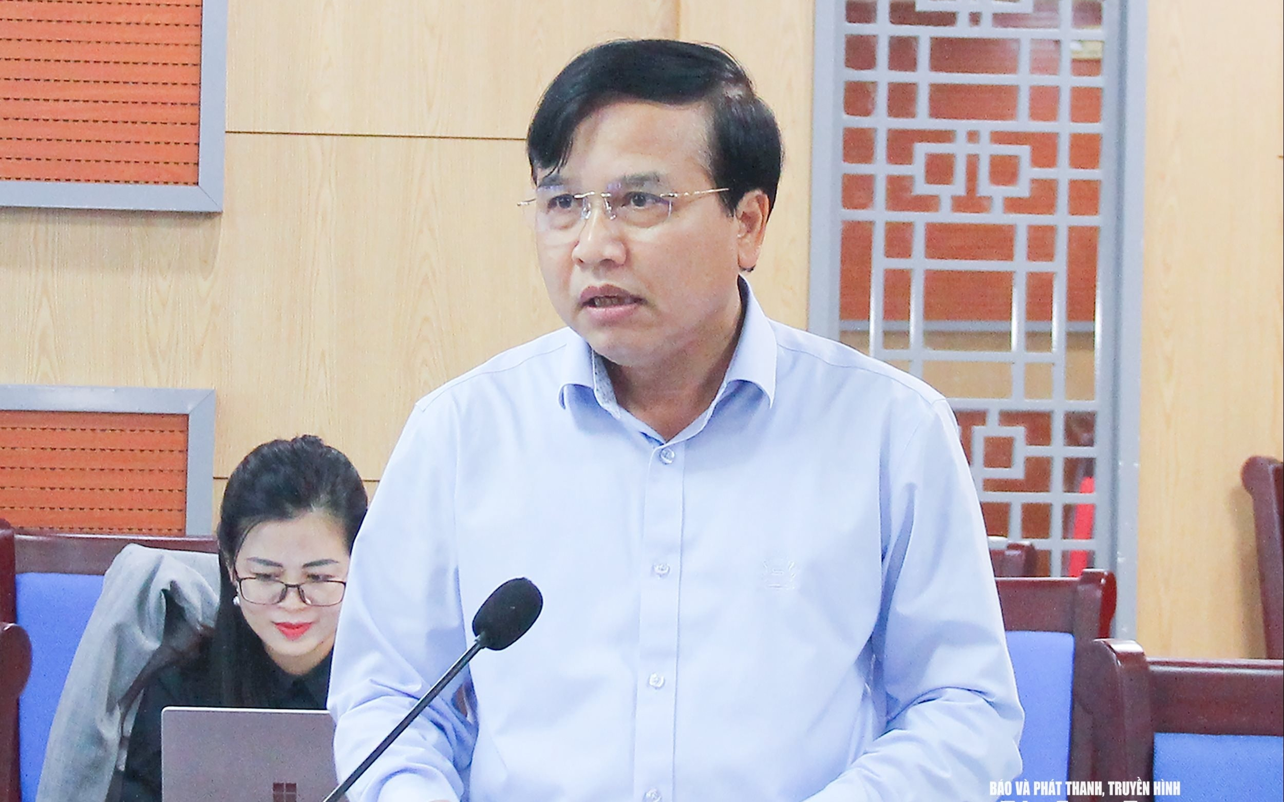 Phó Chủ tịch HĐND tỉnh Nguyễn Như Khôi đề nghị sớm khắc phục tình trạng ô tô đỗ tràn lòng, lề đường