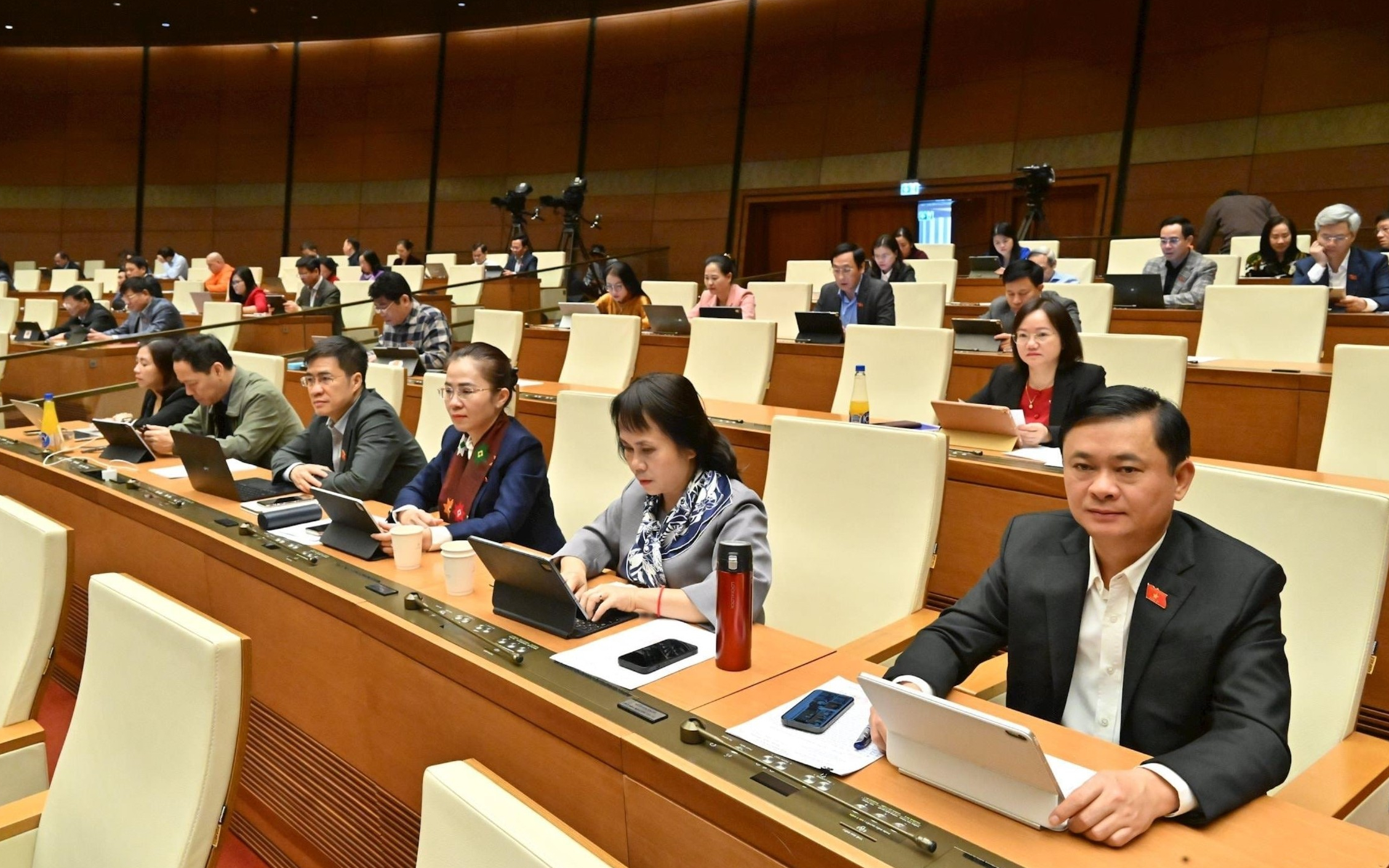 Đại biểu Quốc hội đoàn Nghệ An thảo luận về cơ chế, chính sách phát triển năng lượng và Luật Tòa án chuyên biệt