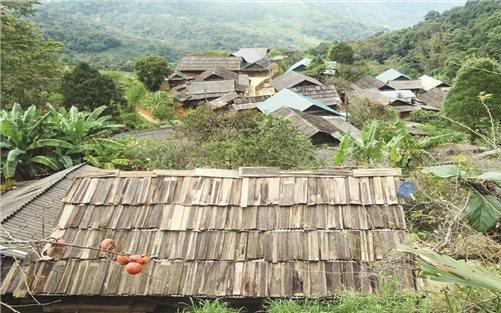 Dưới những mái nhà xưa cũ của người Mông