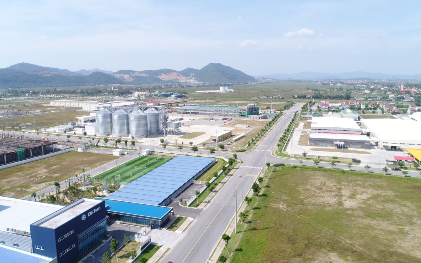 Trả lời kiến nghị cử tri công nhân lao động Khu kinh tế Đông Nam về lắp đặt đèn chiếu sáng và đèn tín hiệu giao thông...trục đường trong, ngoài các khu công nghiệp